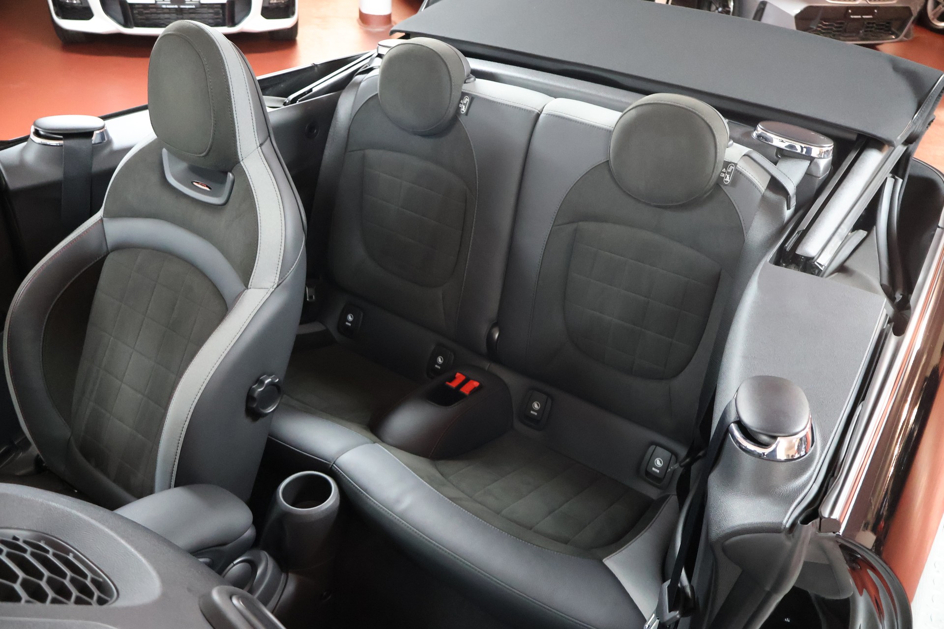 MINI Cooper John Cooper Works Cabriolet Steptronic-image-16