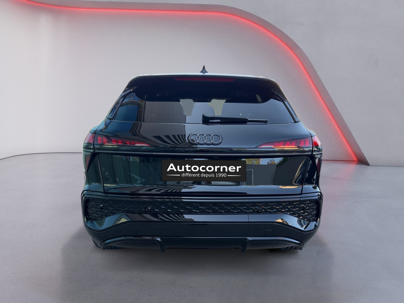 AUDI Q3 SUV e-hybrid 200 kW S tronig-showroom-element-3