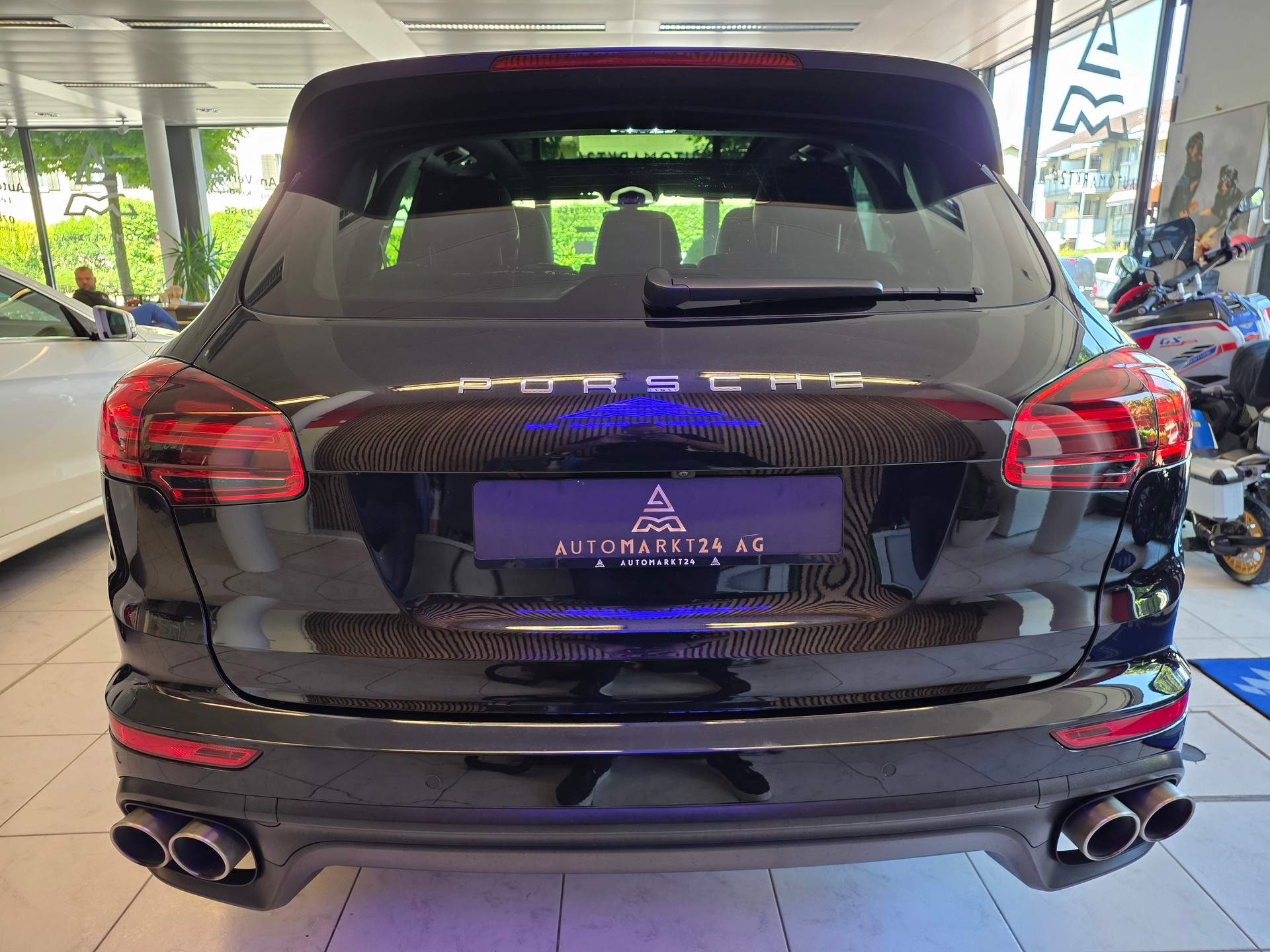 PORSCHE Cayenne S 4.2 V8 TDI Platinum Edition ''alle Service bei Porsche gemacht''-image-12