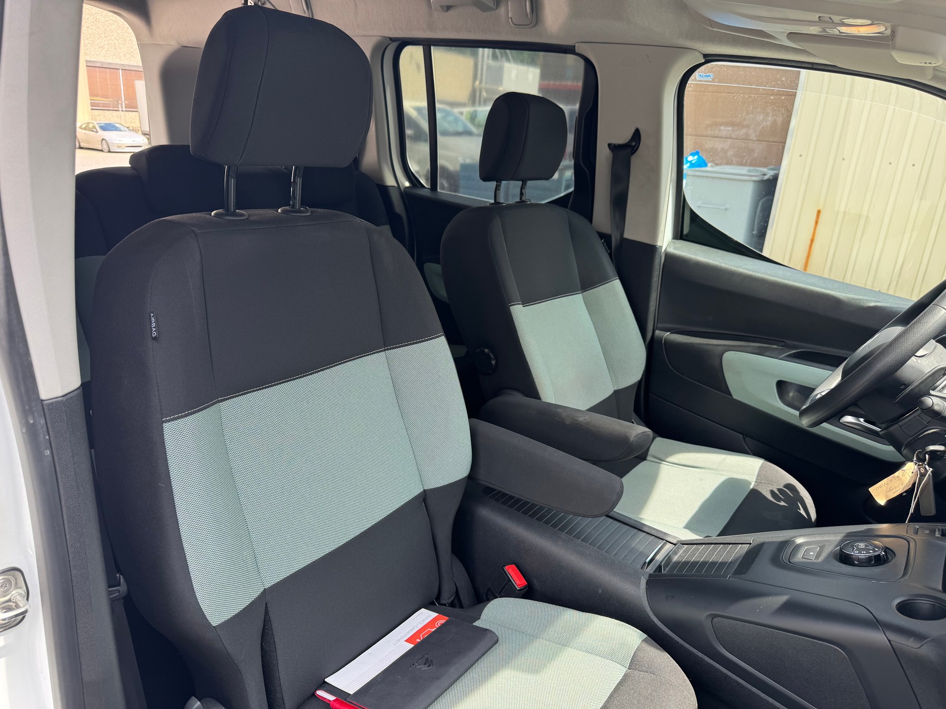 CITROEN Berlingo XL 1.5 BlueHDi Feel EAT8-image-12