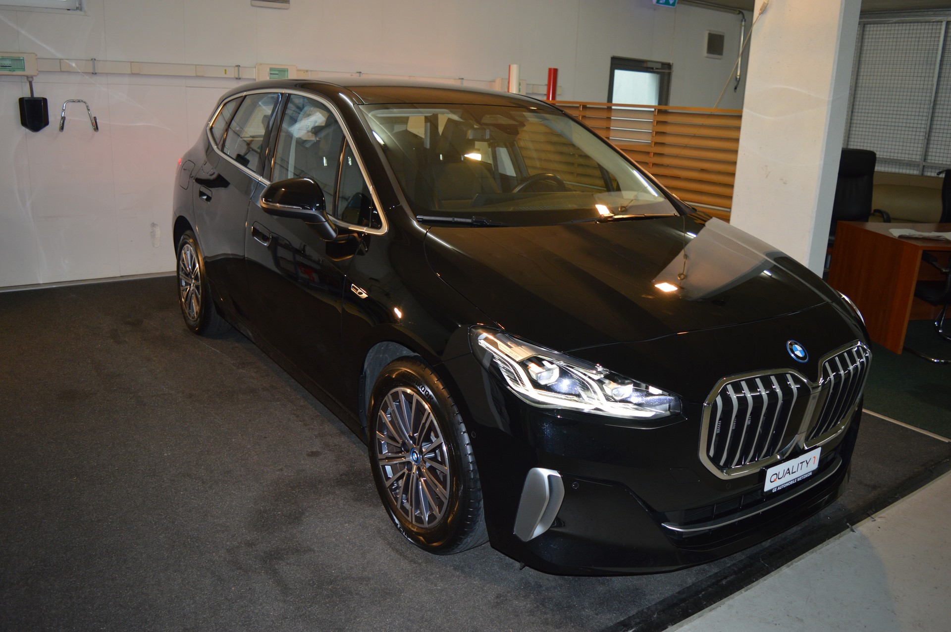 BMW 225e xDrive Active Tourer Luxury Line-showroom-element-2