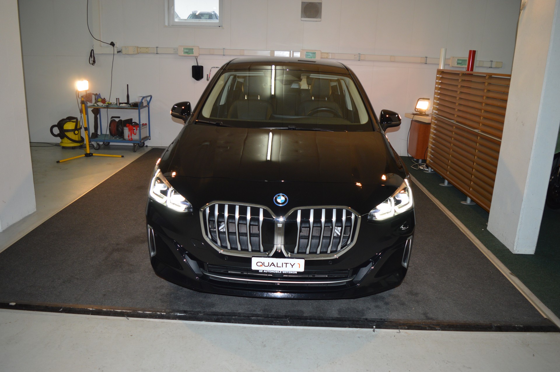 BMW 225e xDrive Active Tourer Luxury Line-showroom-element-3