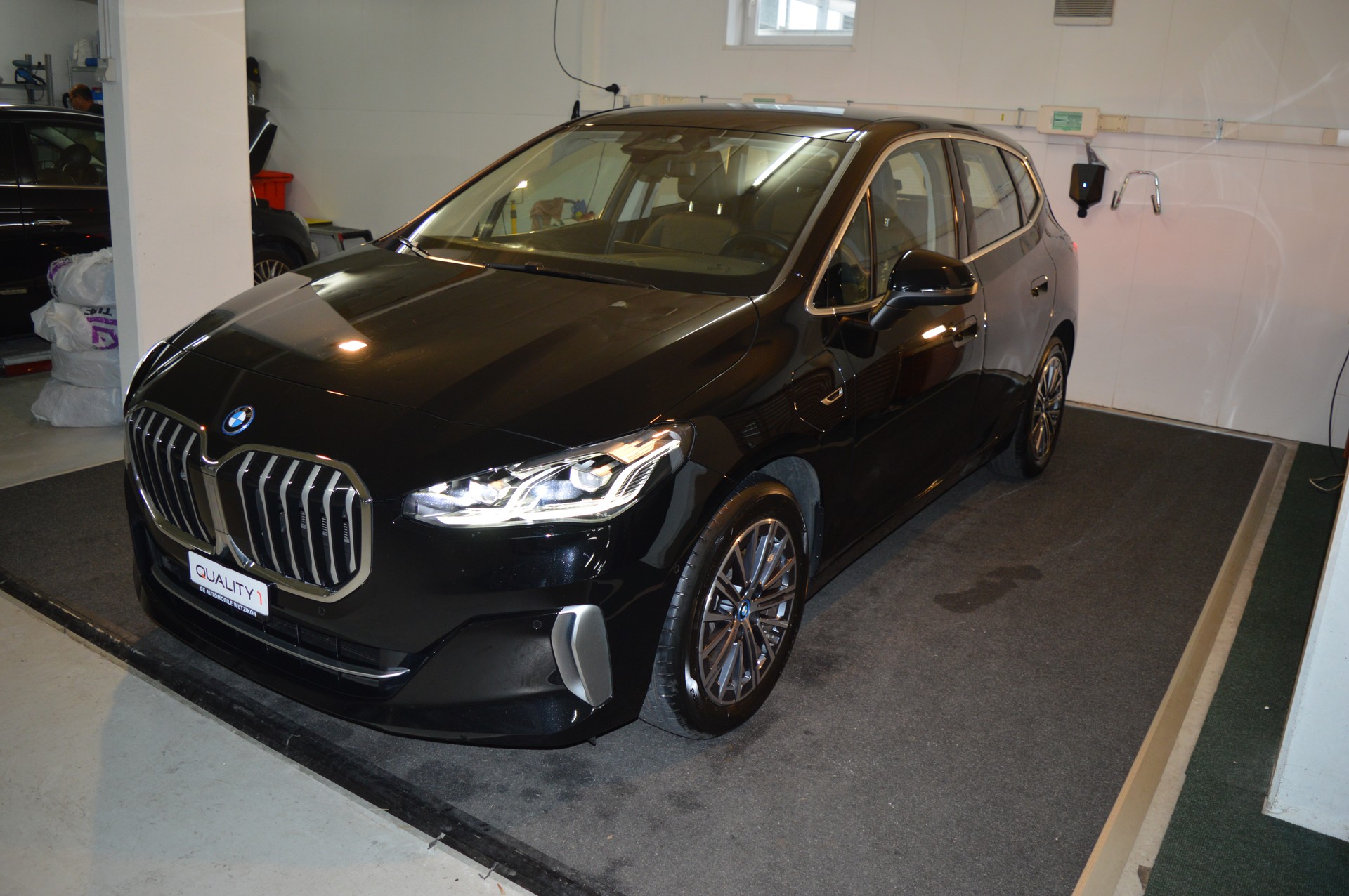 BMW 225e xDrive Active Tourer Luxury Line-showroom-element-1