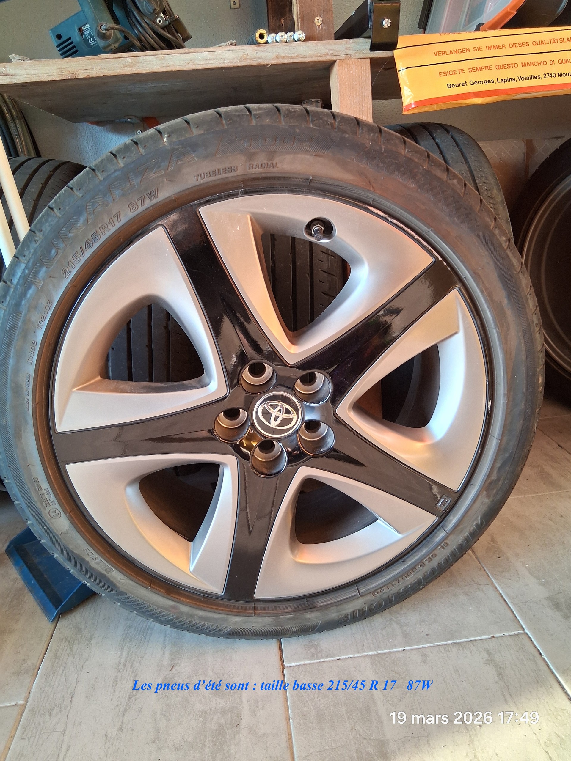 TOYOTA 1.8 VVTi HSD Premium AWD-i-image-5
