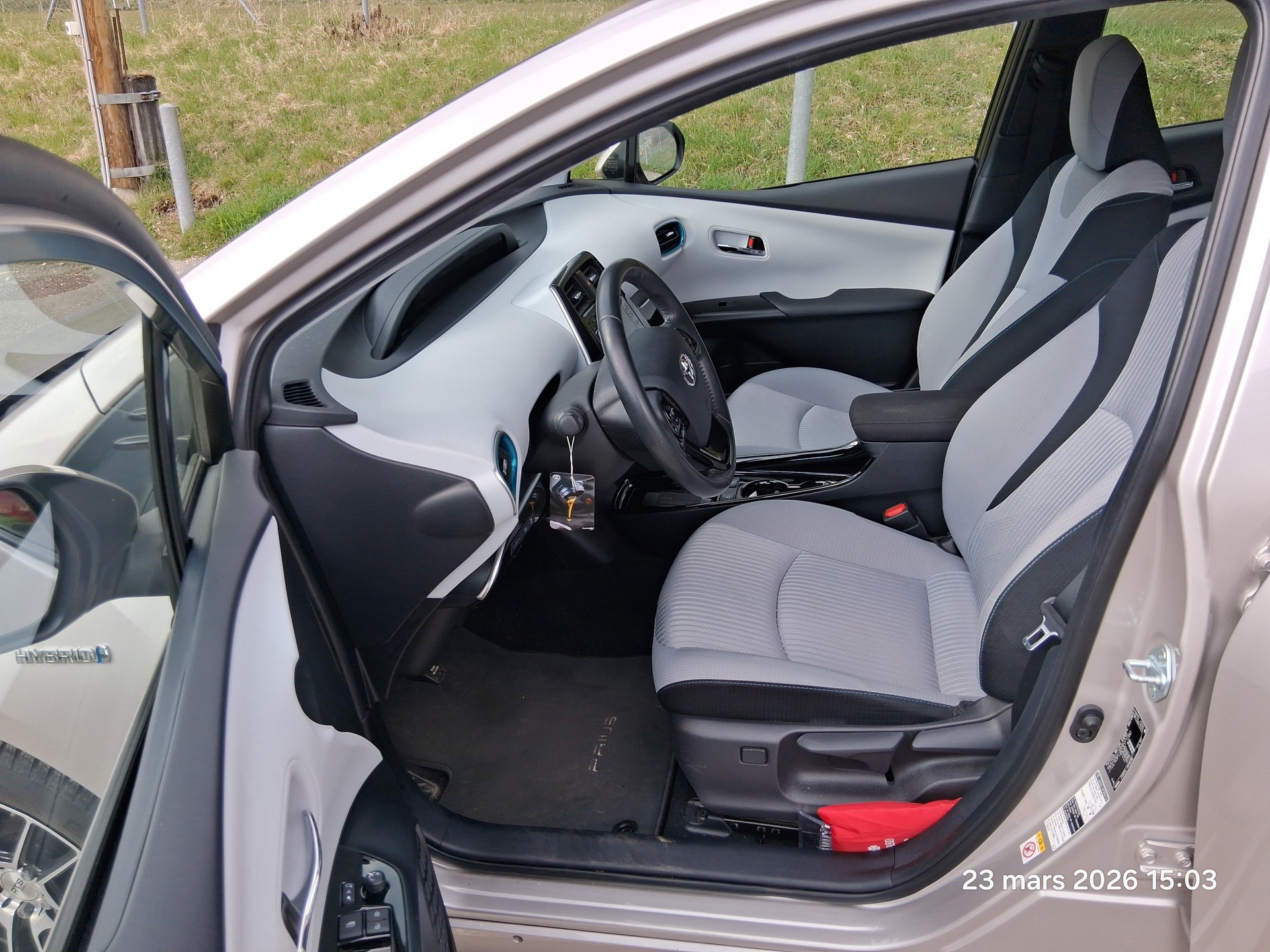TOYOTA 1.8 VVTi HSD Premium AWD-i-image-2
