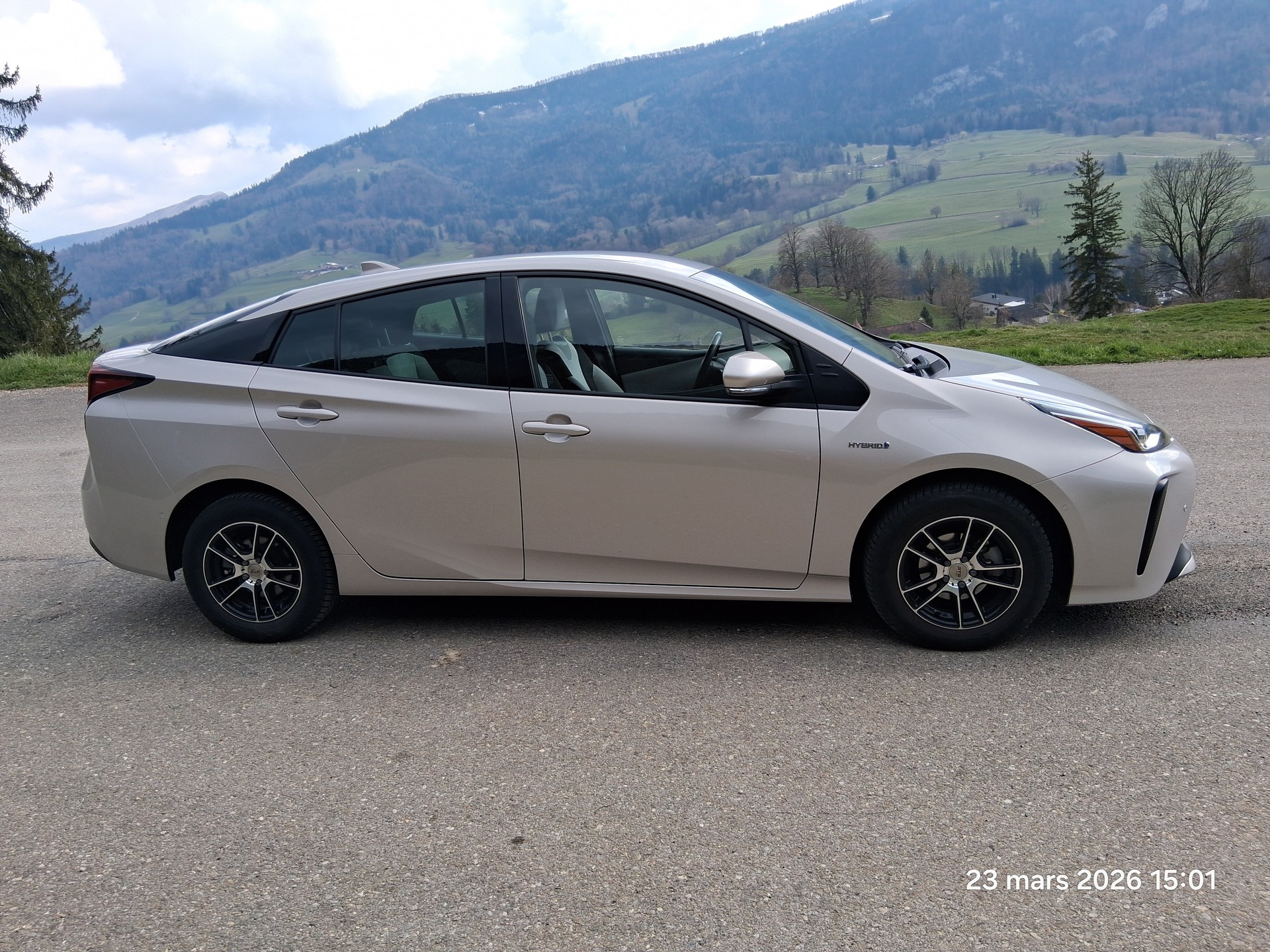 TOYOTA 1.8 VVTi HSD Premium AWD-i-image-4