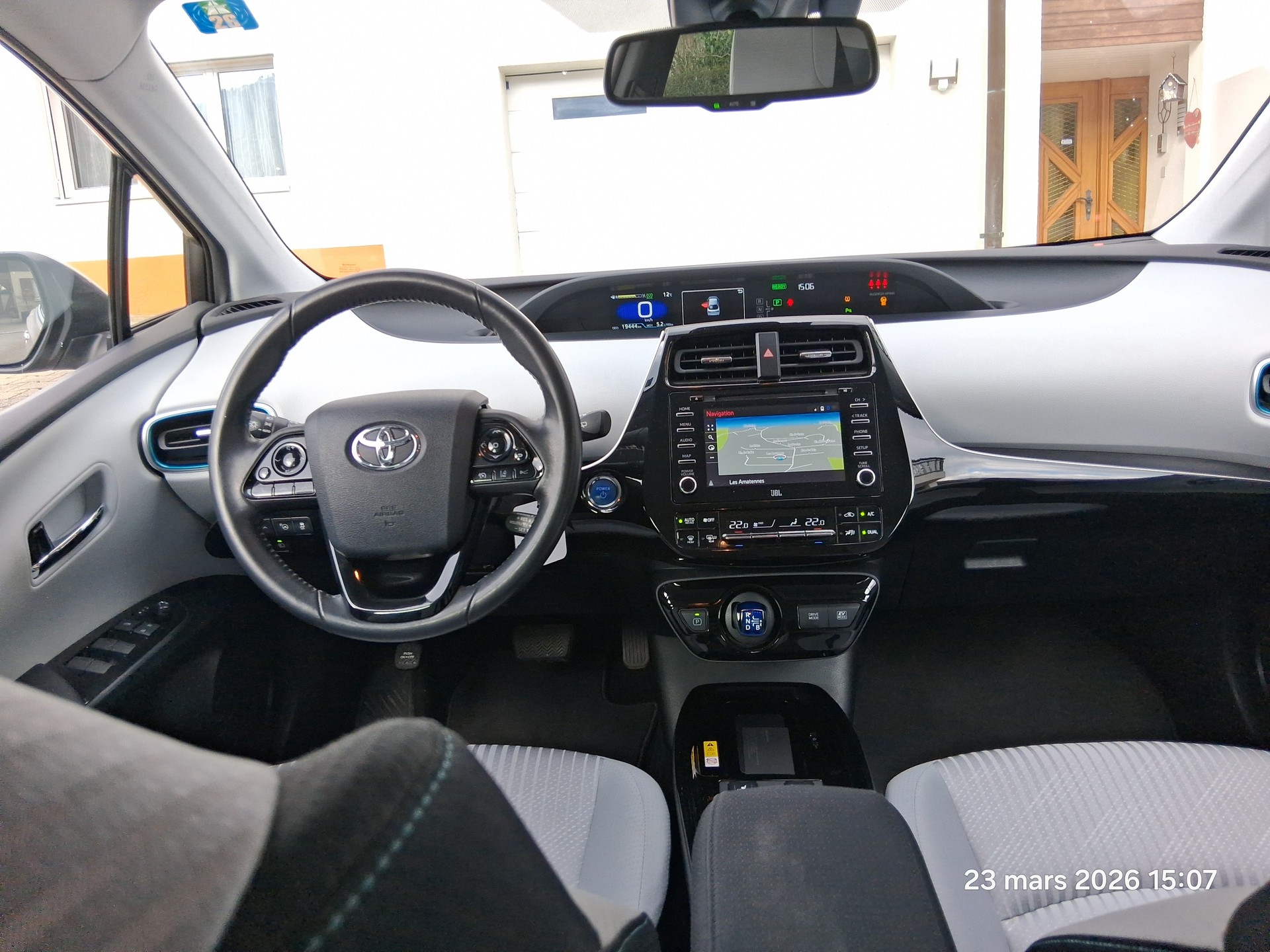 TOYOTA 1.8 VVTi HSD Premium AWD-i-image-1