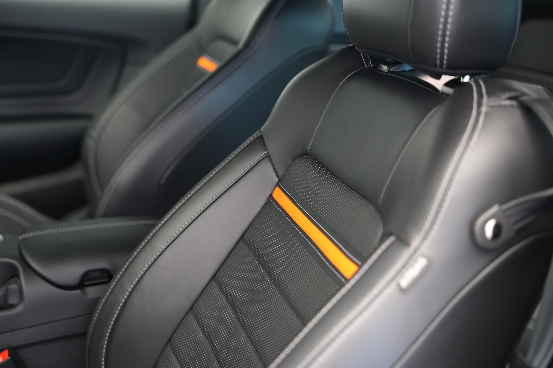 FORD Mustang Fastback 5.0 V8 Mach 1 Automat-image-26