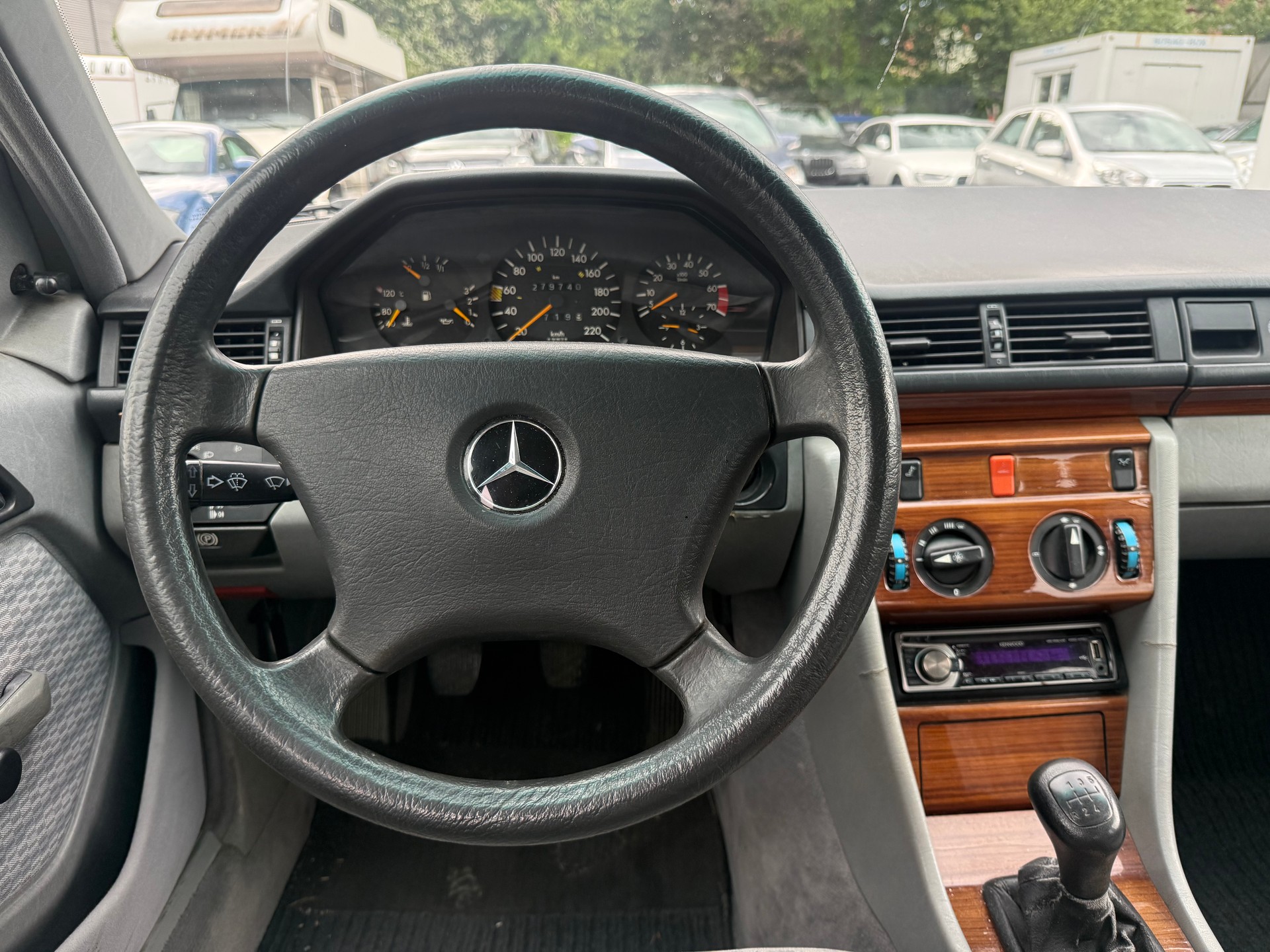 MERCEDES-BENZ 230 E-image-10