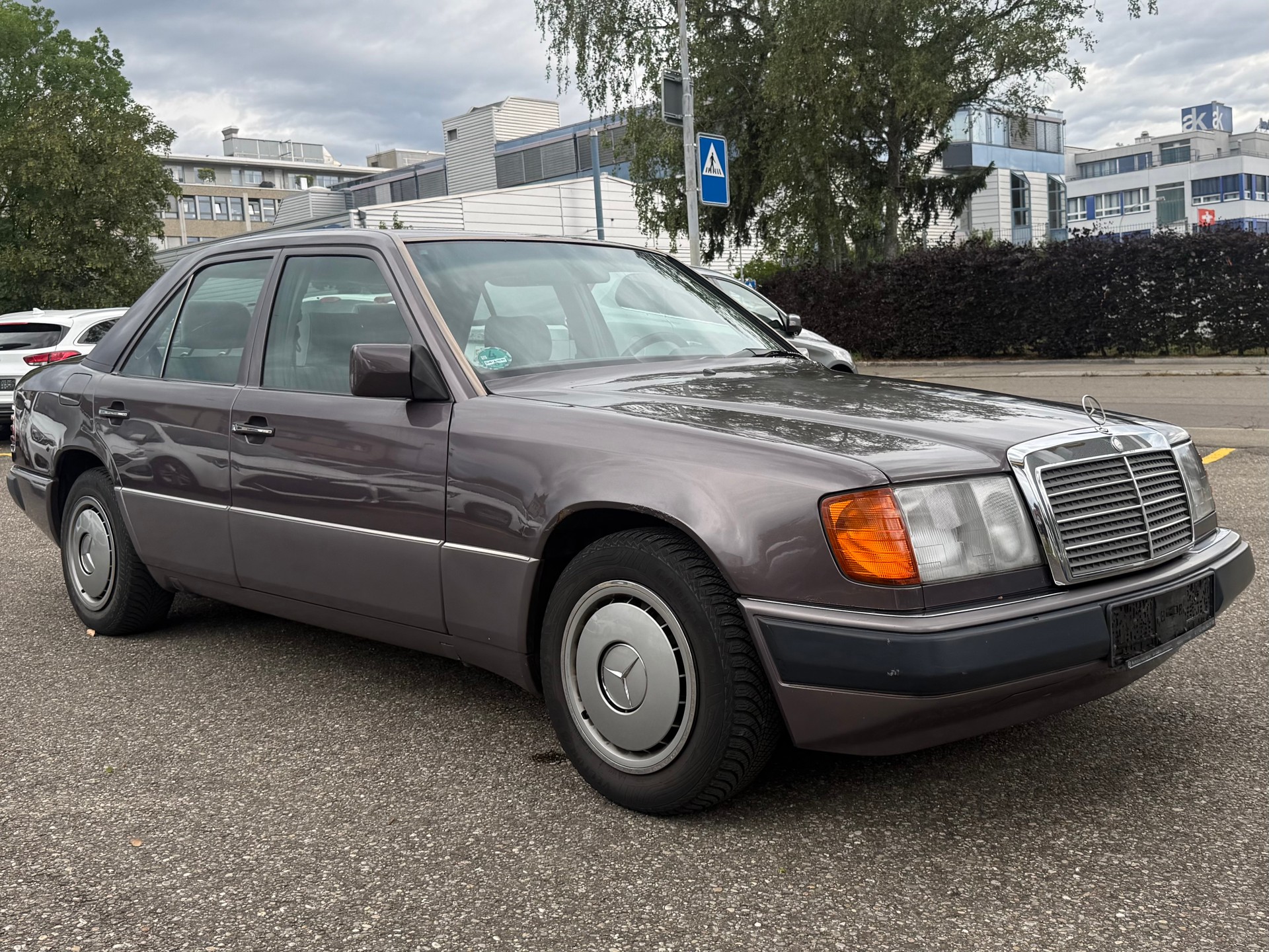MERCEDES-BENZ 230 E