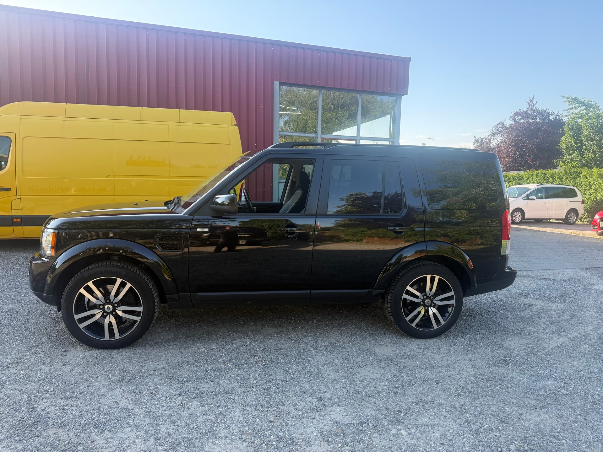 LAND ROVER Discovery 3.0 TDV6 Black&White Automatic-showroom-element-1
