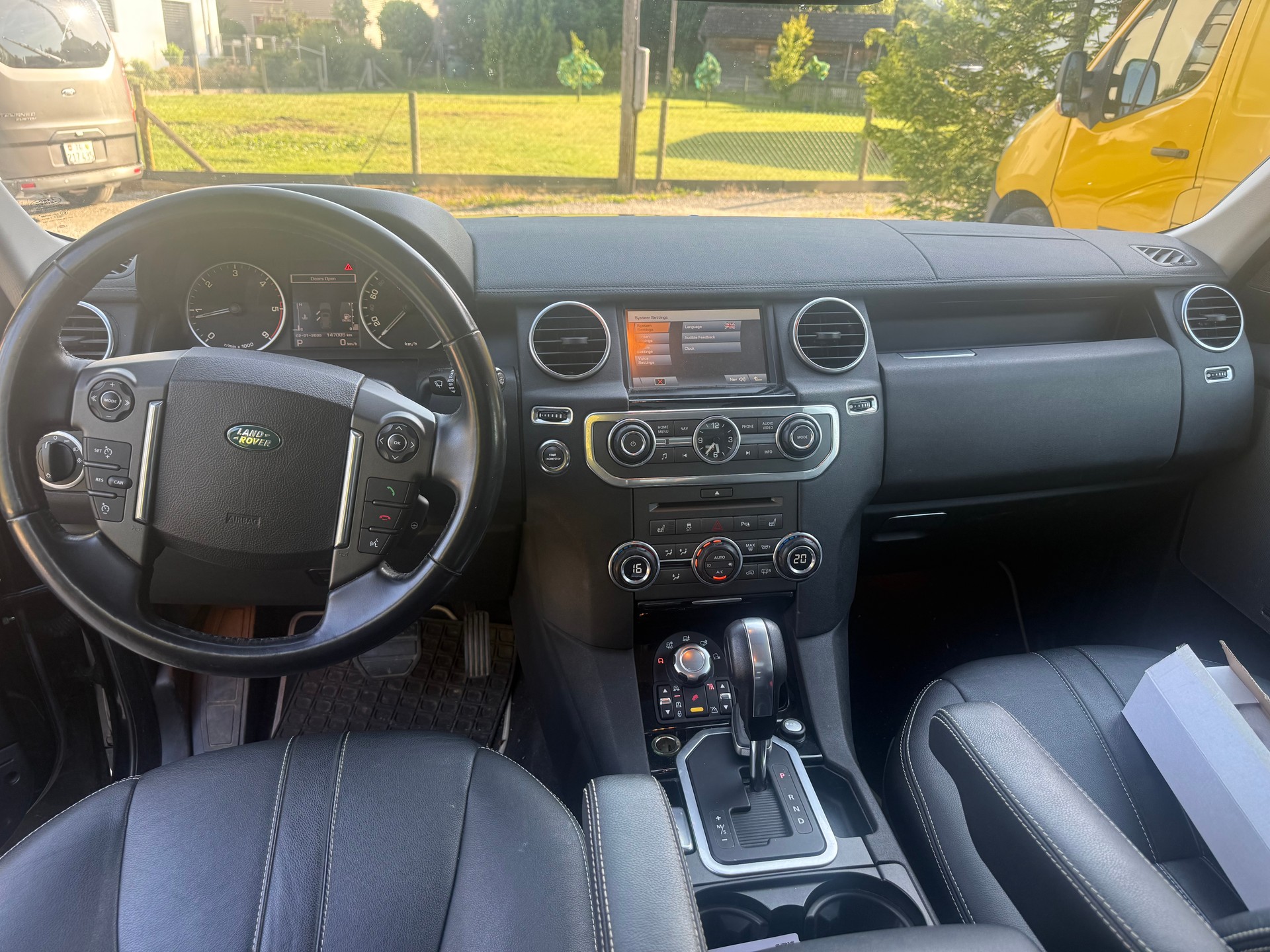 LAND ROVER Discovery 3.0 TDV6 Black&White Automatic-image-4