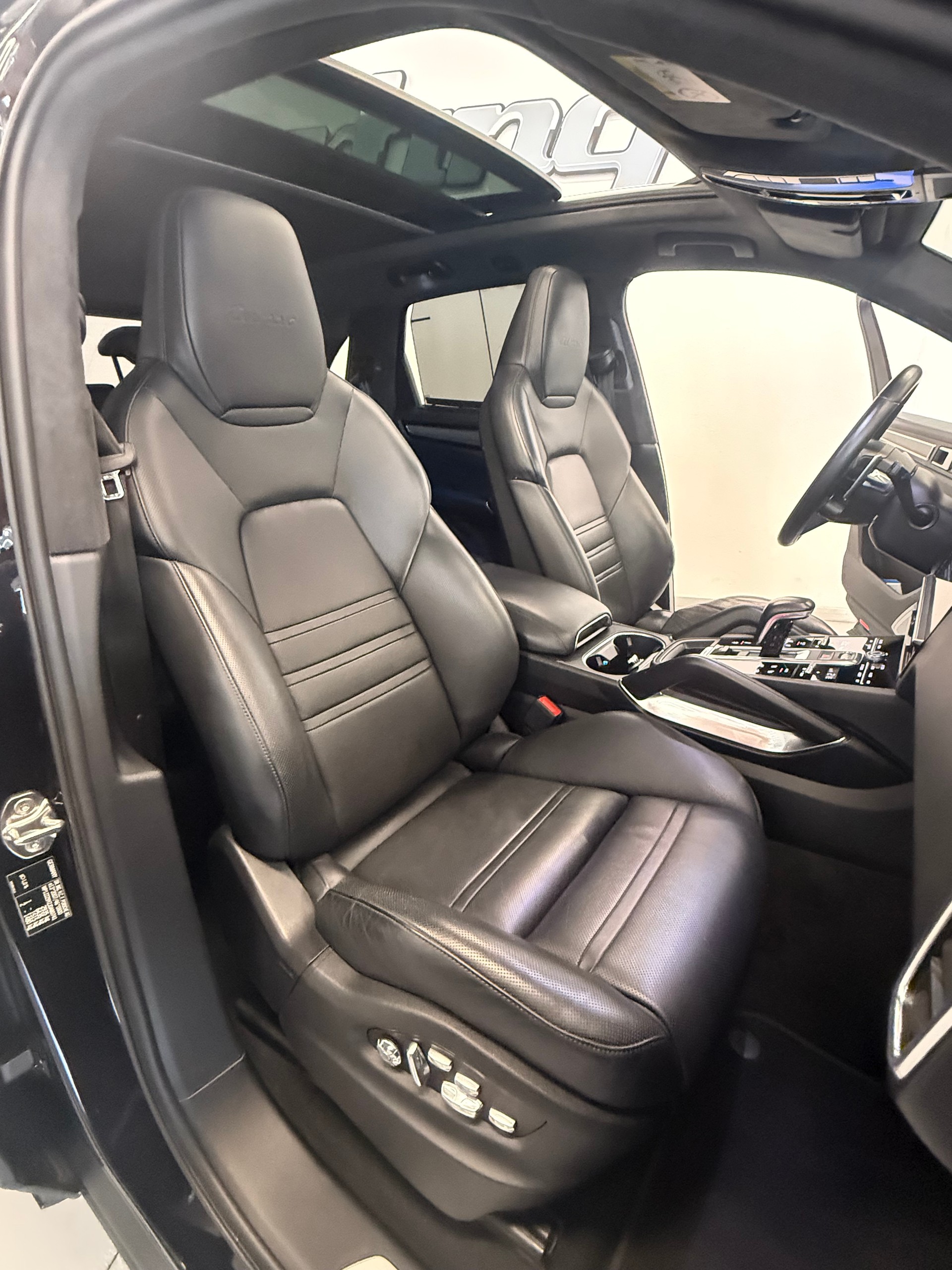 PORSCHE Cayenne Turbo-image-13