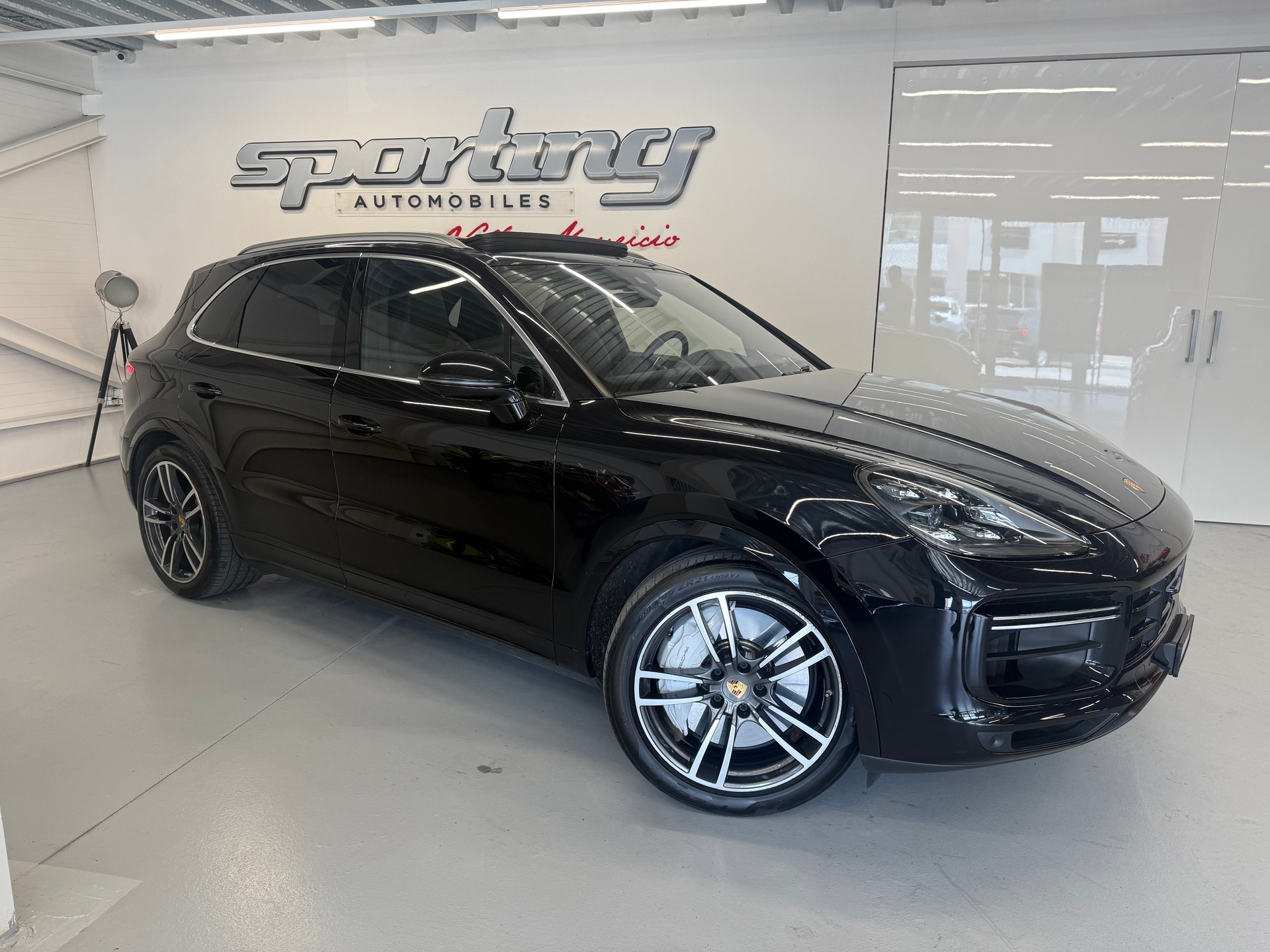 PORSCHE Cayenne Turbo-showroom-element-2