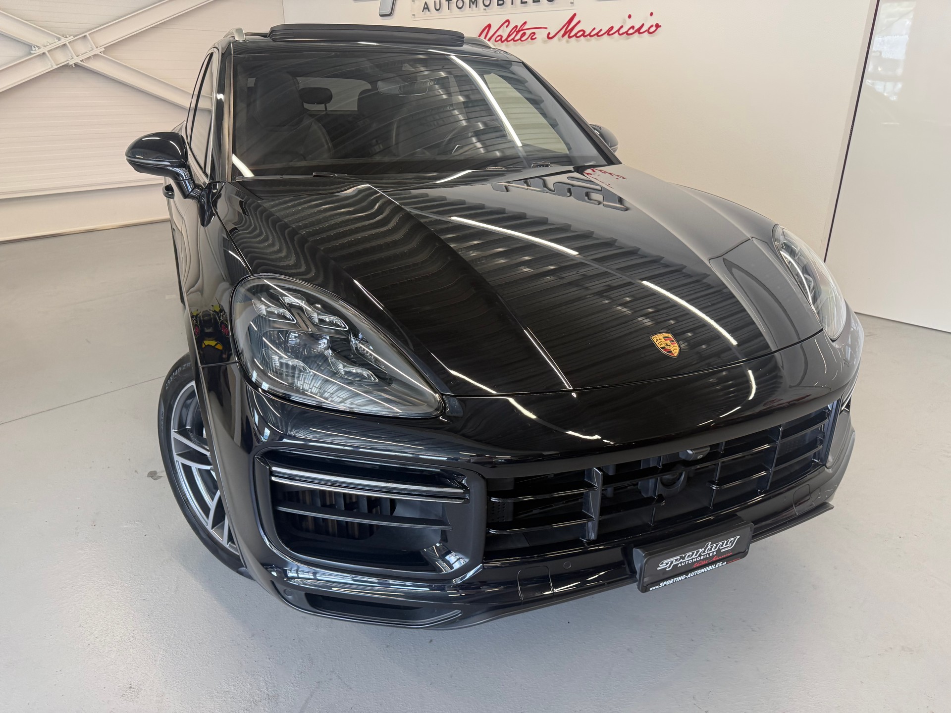 PORSCHE Cayenne Turbo-showroom-element-3