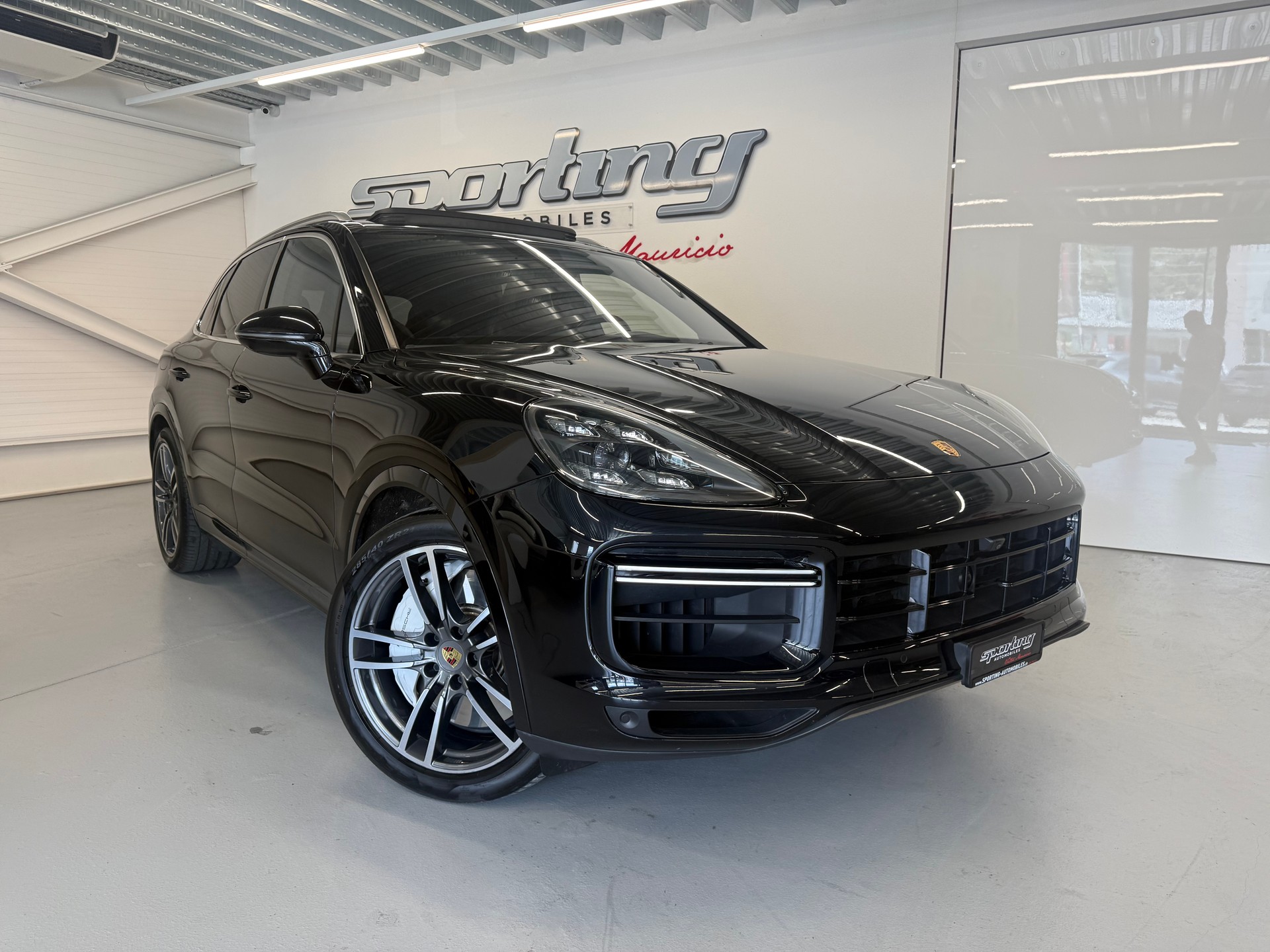 PORSCHE Cayenne Turbo-showroom-element-1