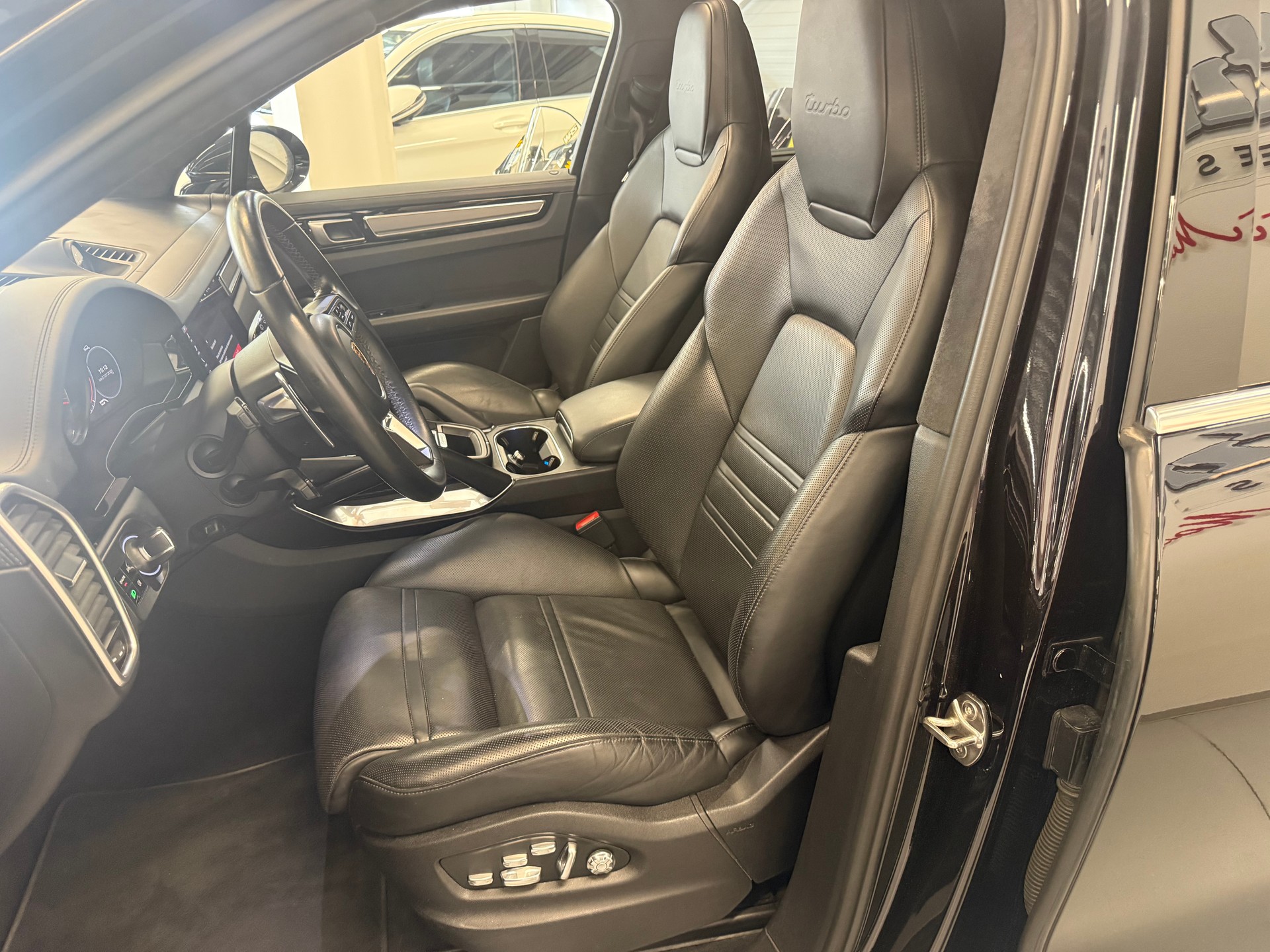 PORSCHE Cayenne Turbo-image-11