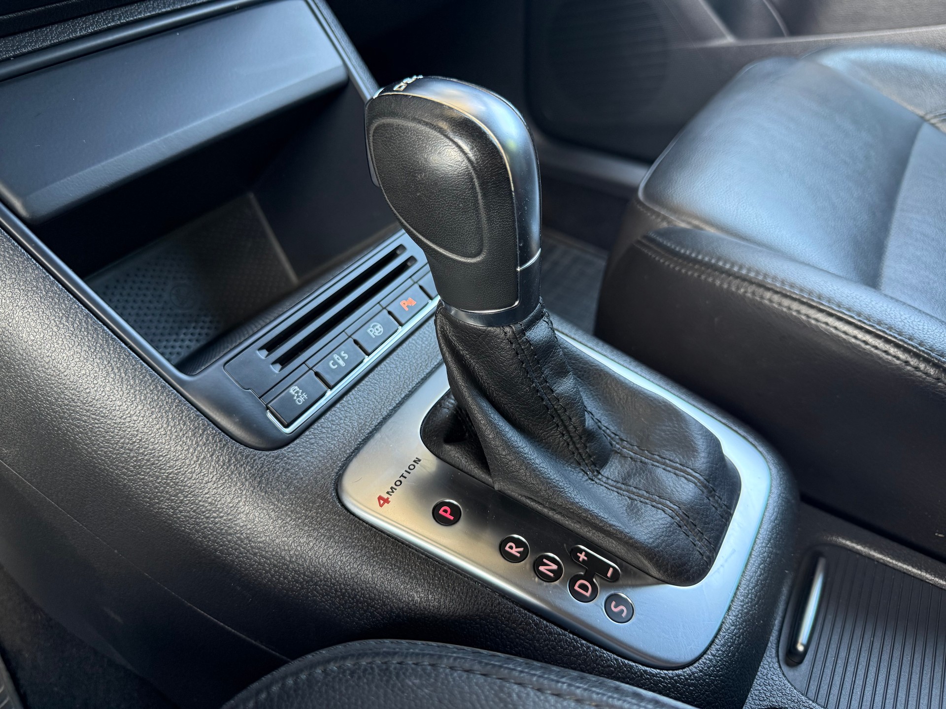 VW Tiguan 2.0 TSI R-Line Design 4Motion DSG-image-9
