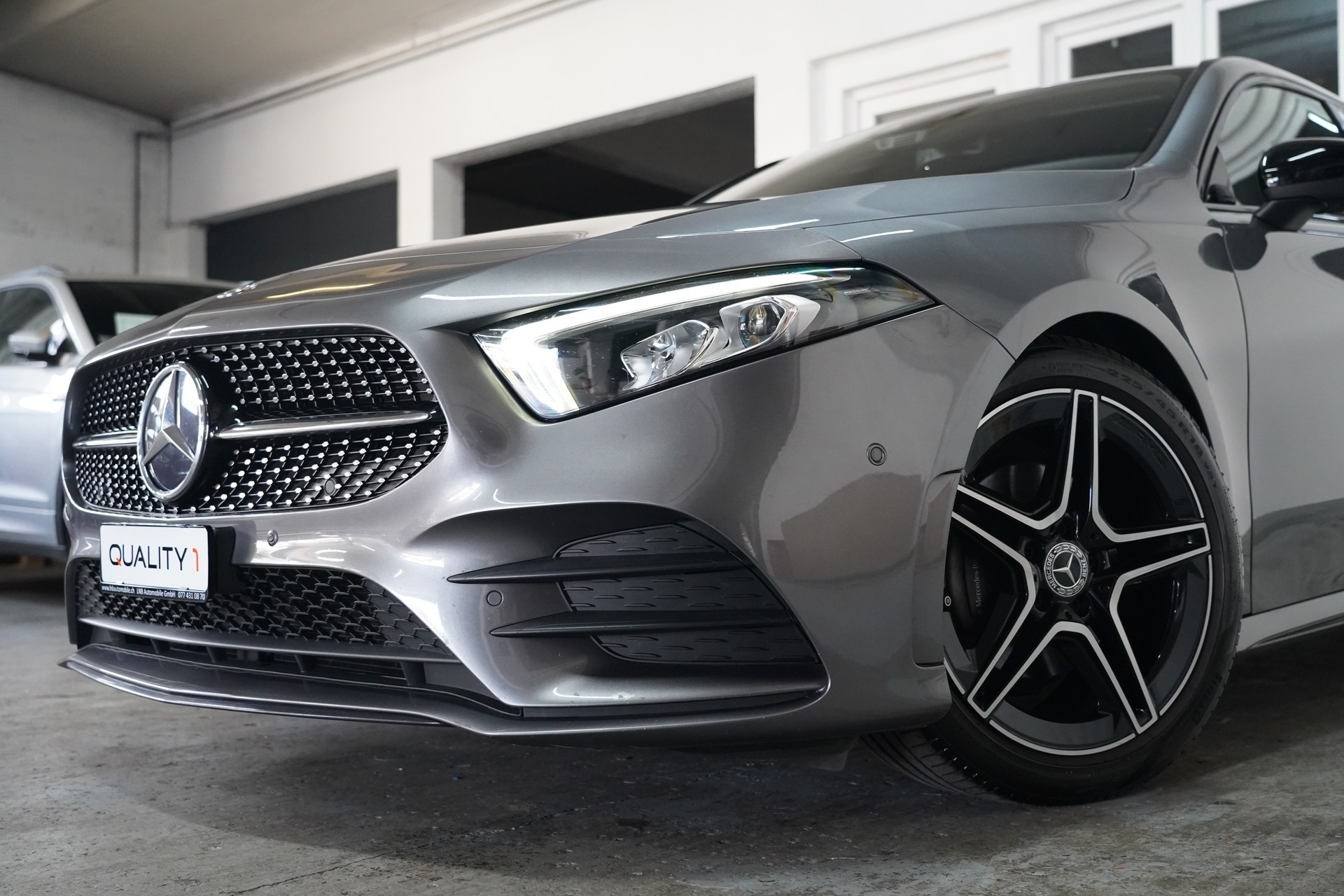MERCEDES-BENZ A 180 AMG Line 7G-DCT-image-4