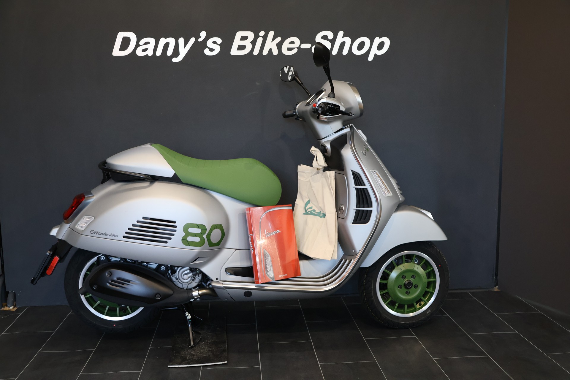 PIAGGIO Vespa GTS 310 Edizione Ottantesimo No. 31/1946 (4 Jahre Garantie)
