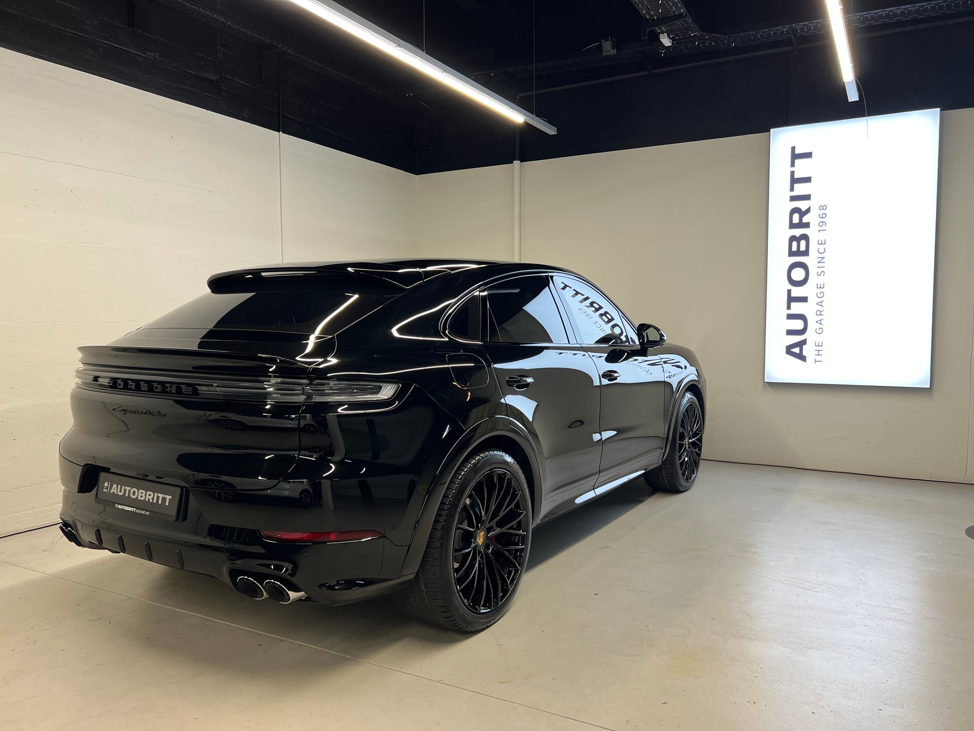 PORSCHE Cayenne Coupé 4.0 V8 Turbo E-Hybrid-showroom-element-1