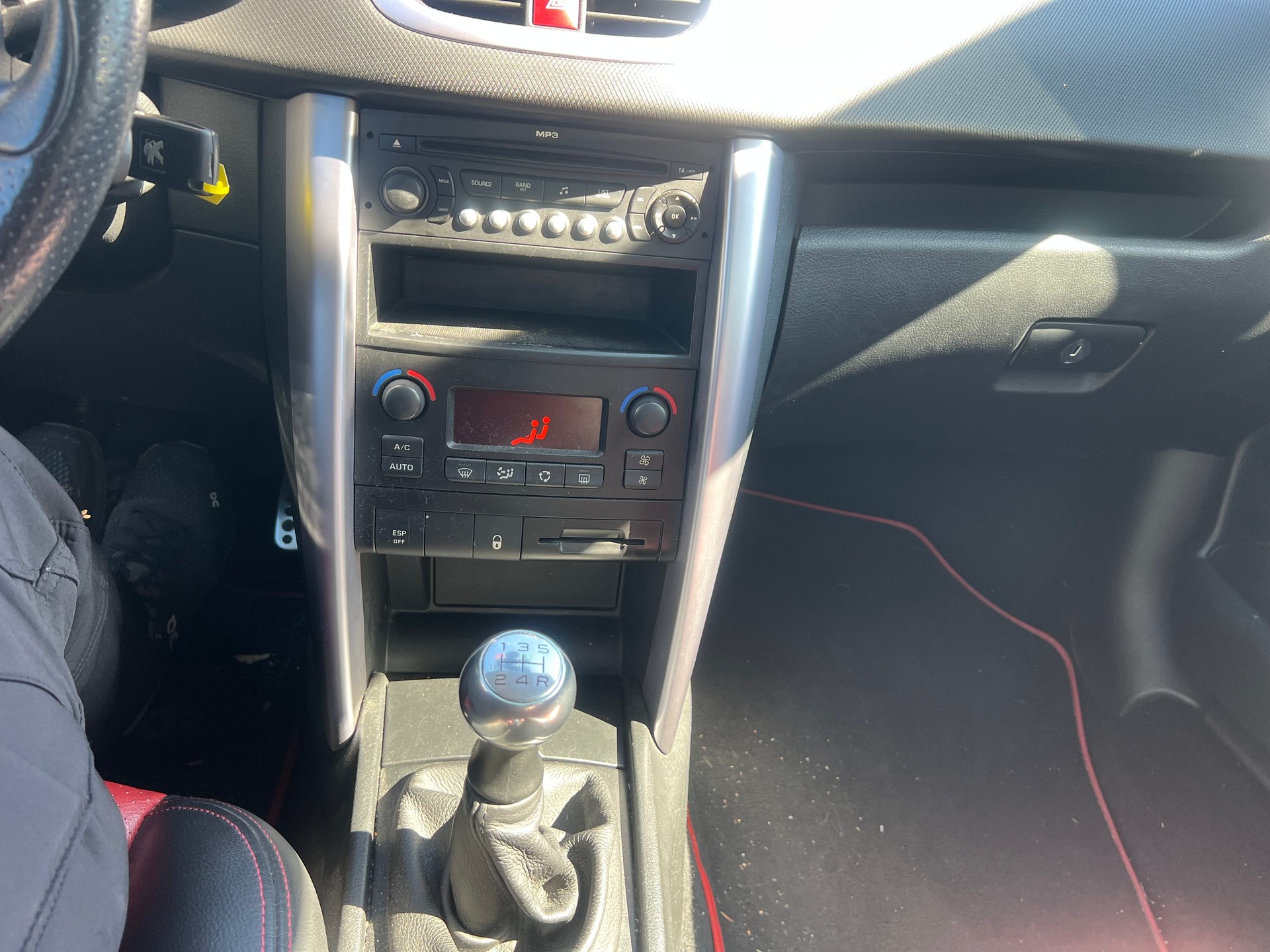 PEUGEOT 207 CC 1.6 16V Platinium Edition-image-9