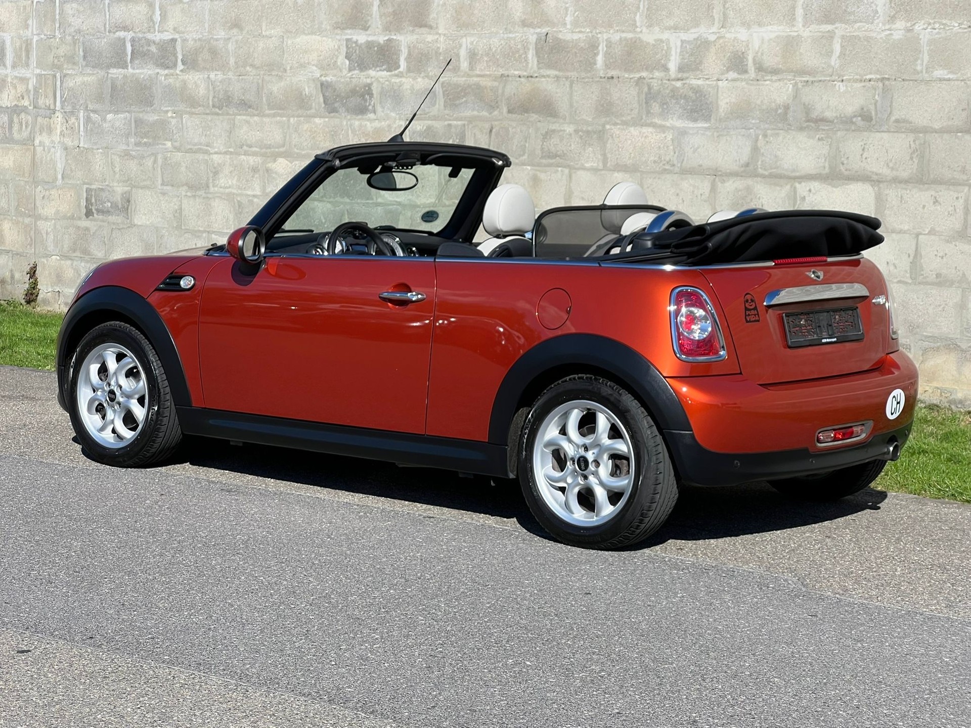 MINI Cooper Cabriolet-image-1
