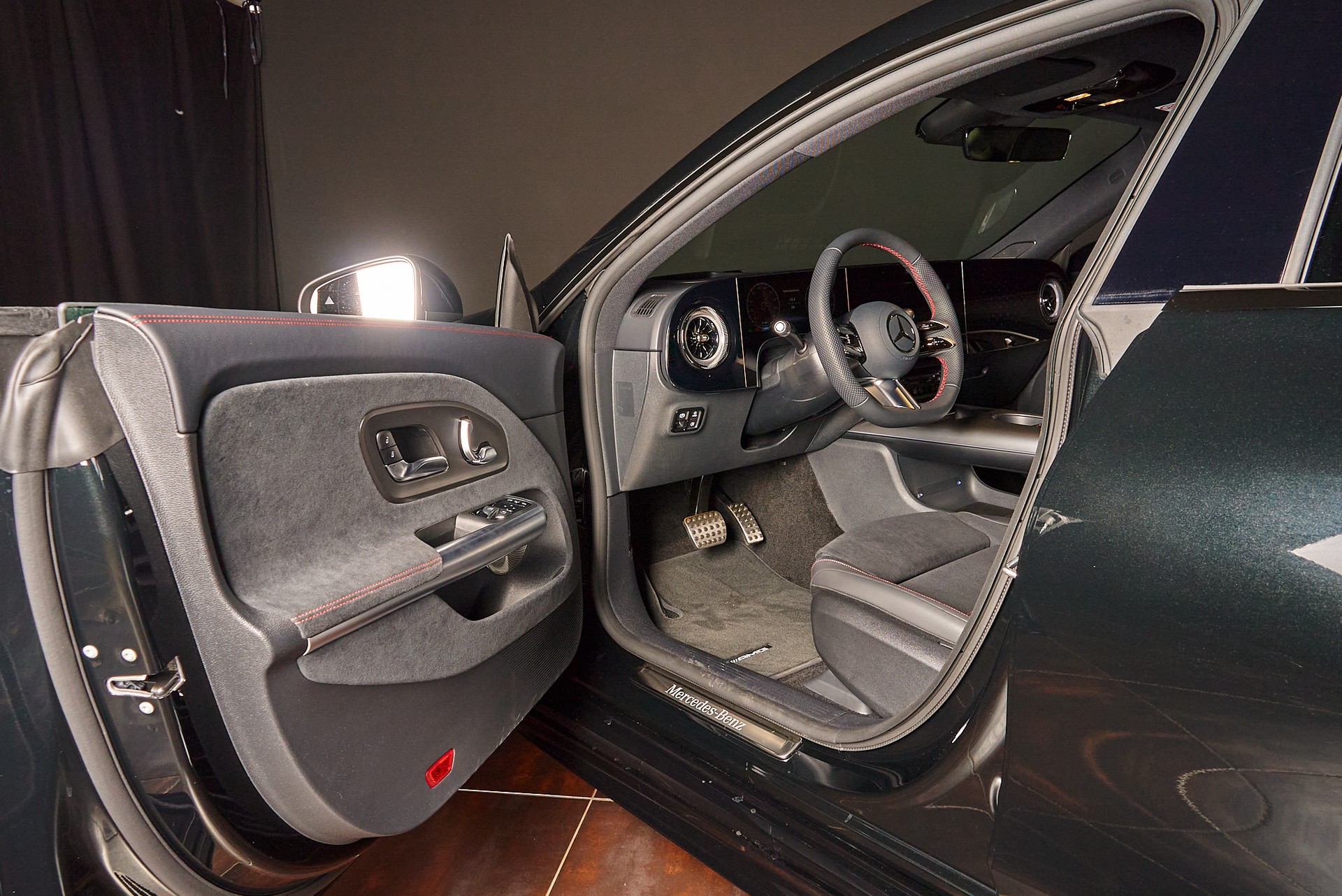 MERCEDES-BENZ CLA 350 EQ Technology 4Matic-image-10