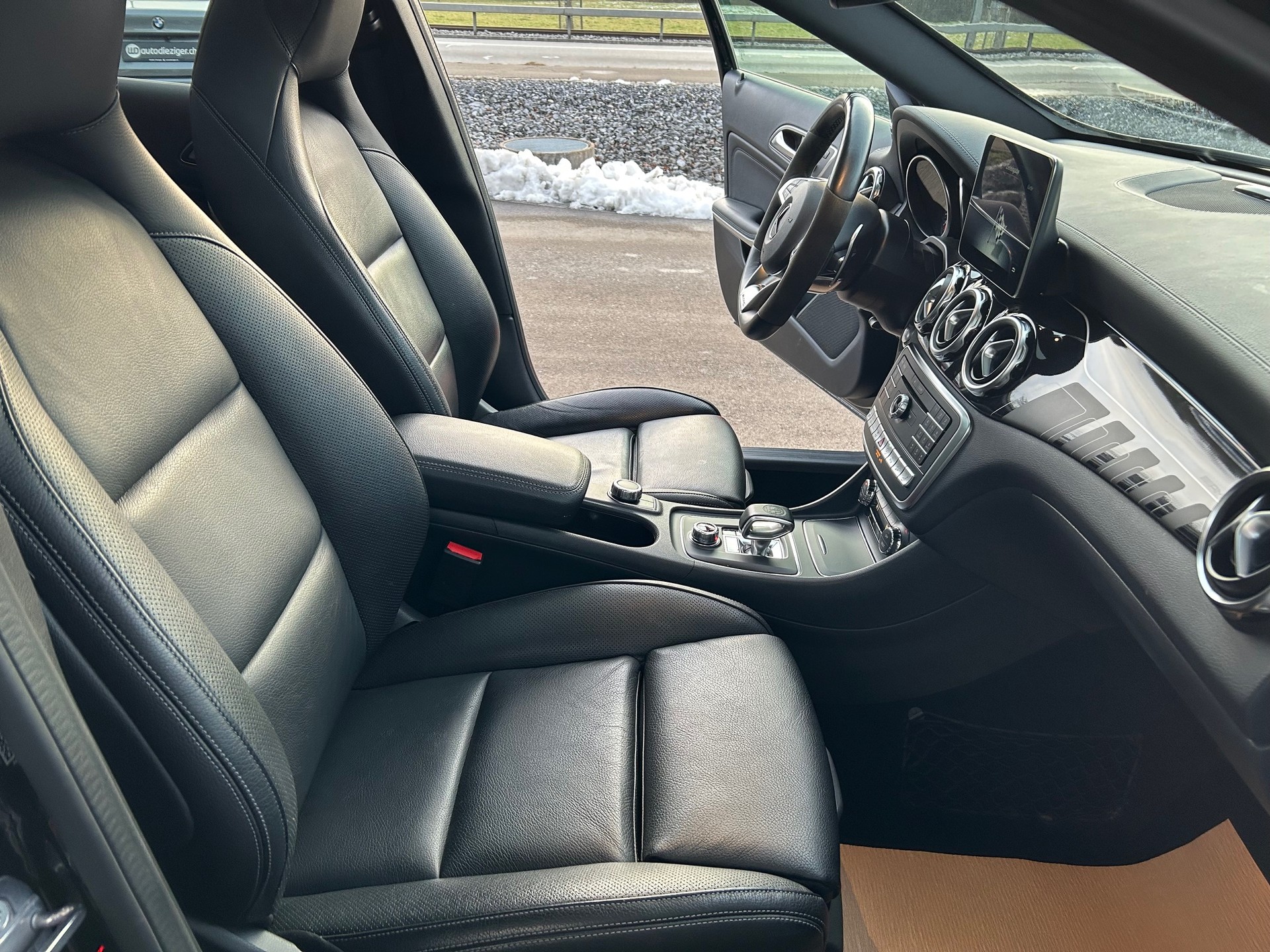 MERCEDES-BENZ GLA 45 AMG 4Matic 7G-DCT-image-8