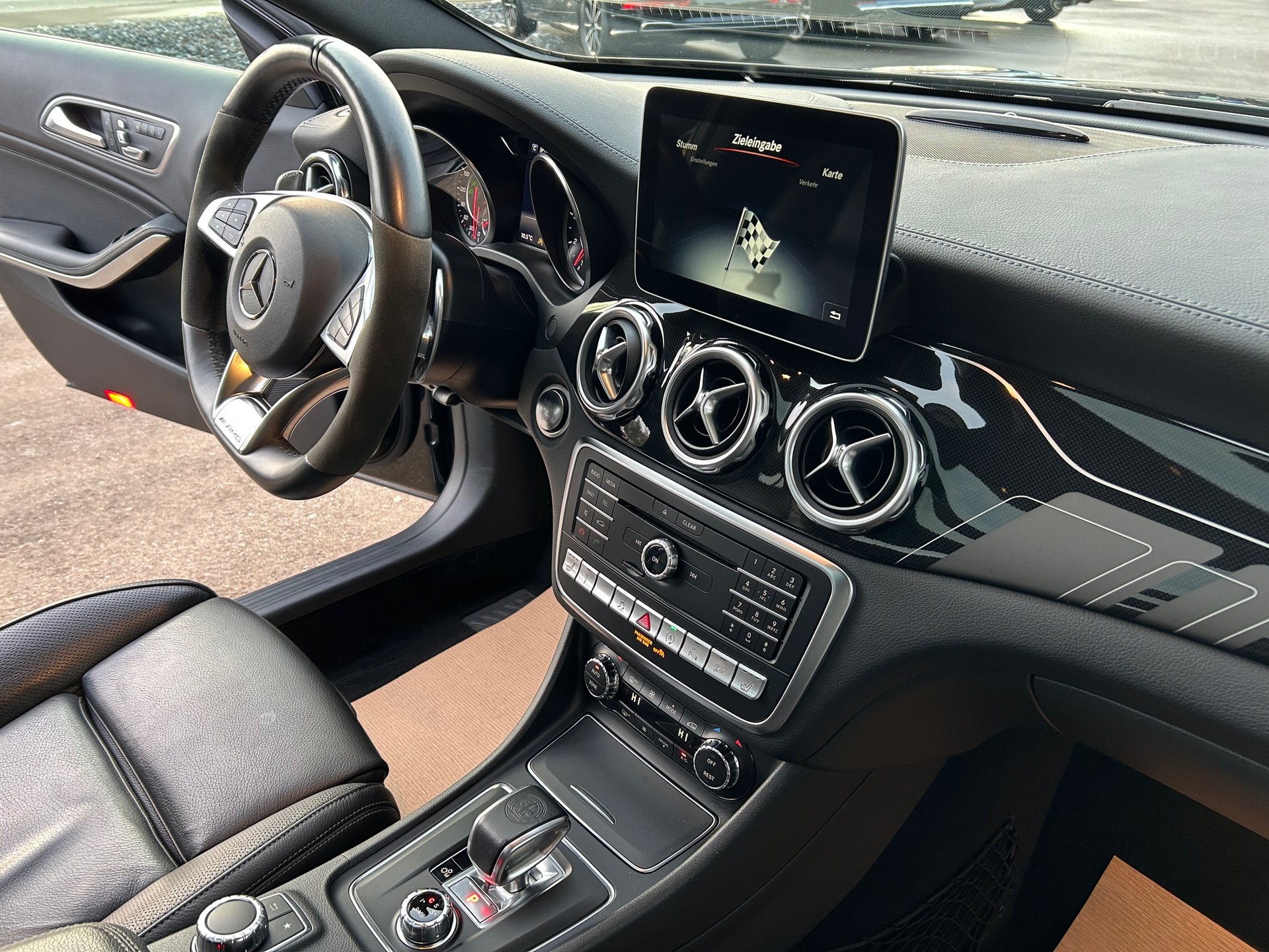 MERCEDES-BENZ GLA 45 AMG 4Matic 7G-DCT-image-10