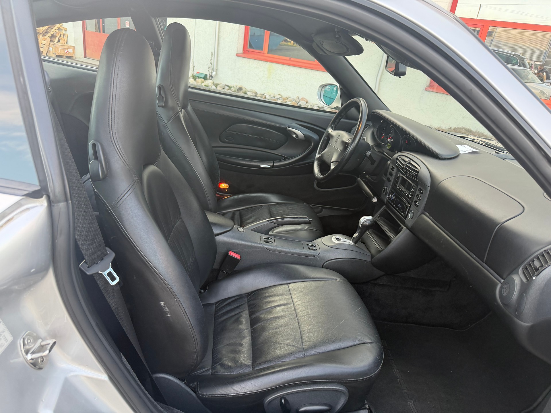 PORSCHE 911 Carrera 4-image-6