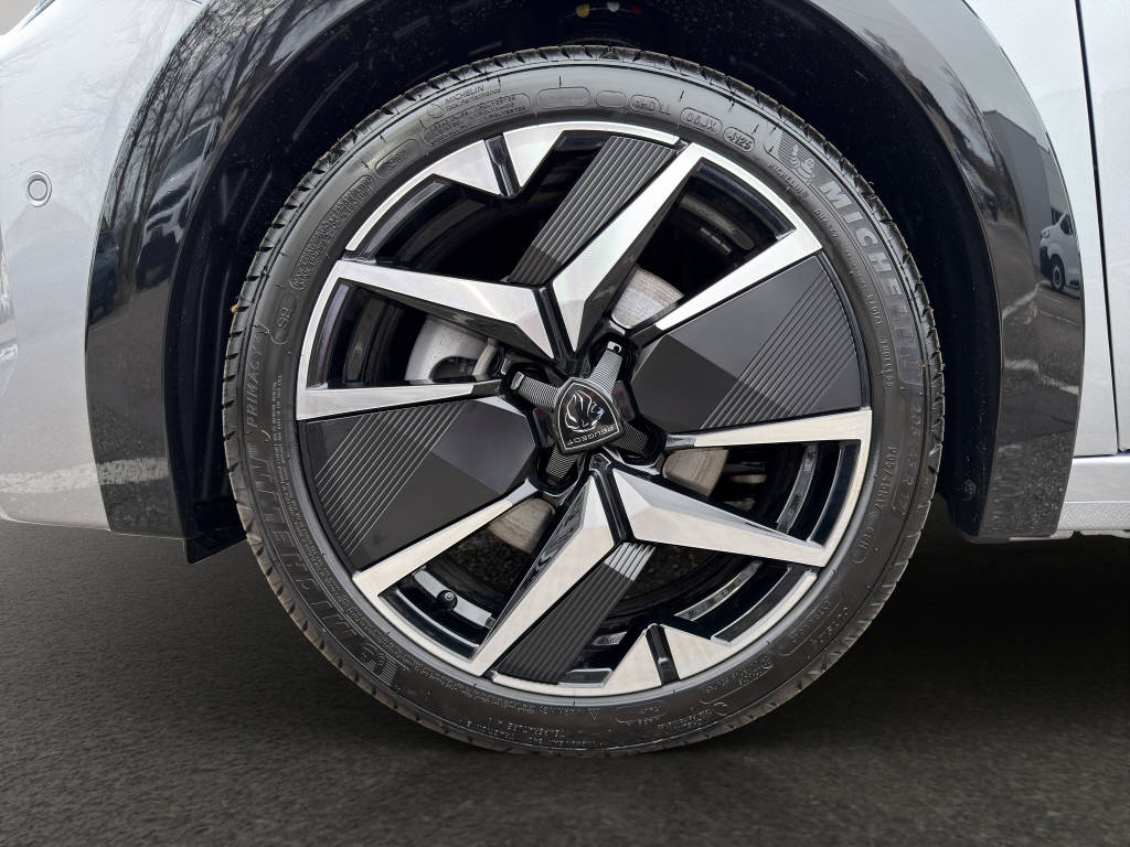 PEUGEOT 208 1.2 Hybrid 145 GT-image-4