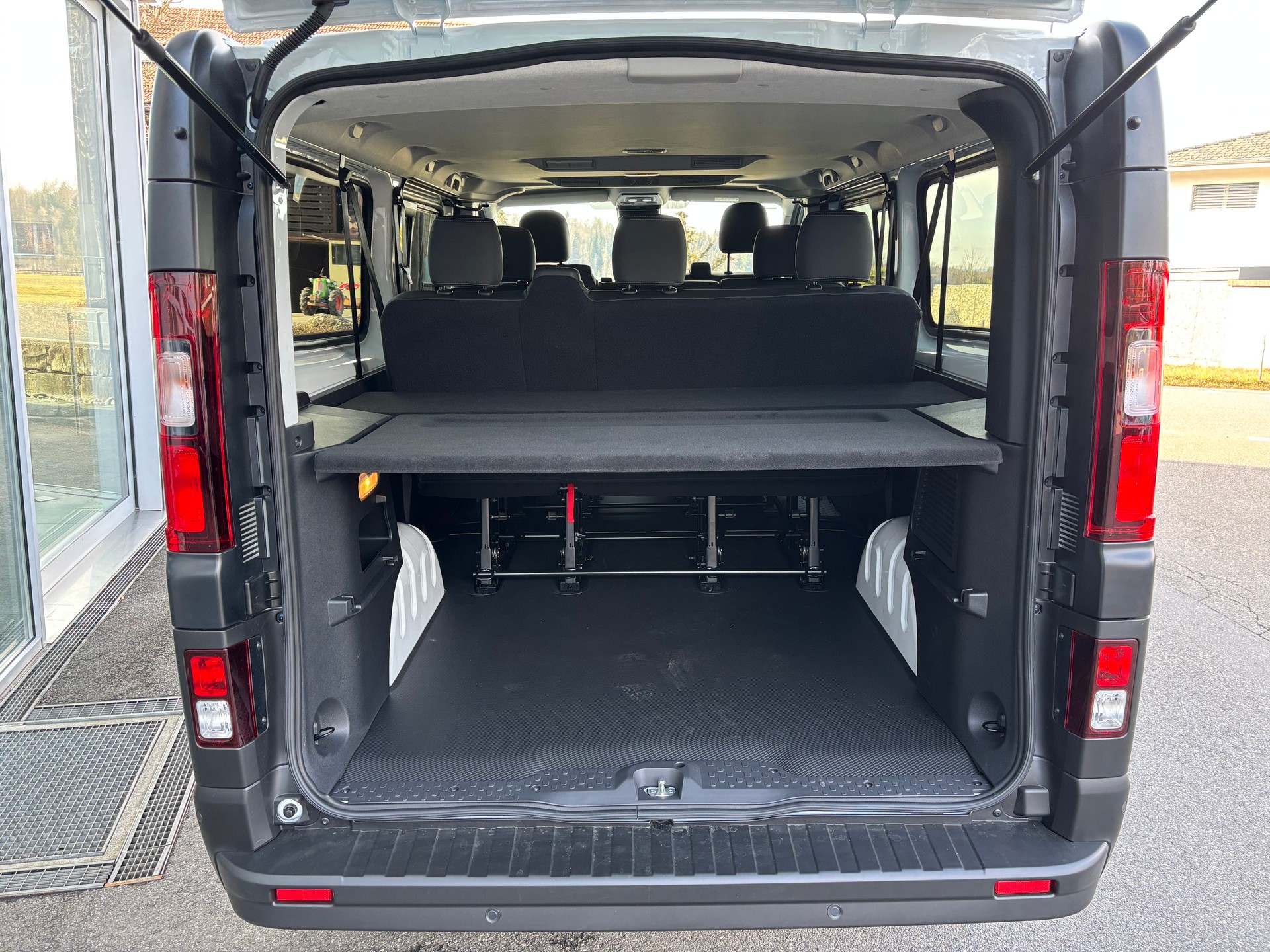 NISSAN Primastar 150 3.0L2H1 Tekna 9 Plätze-image-4