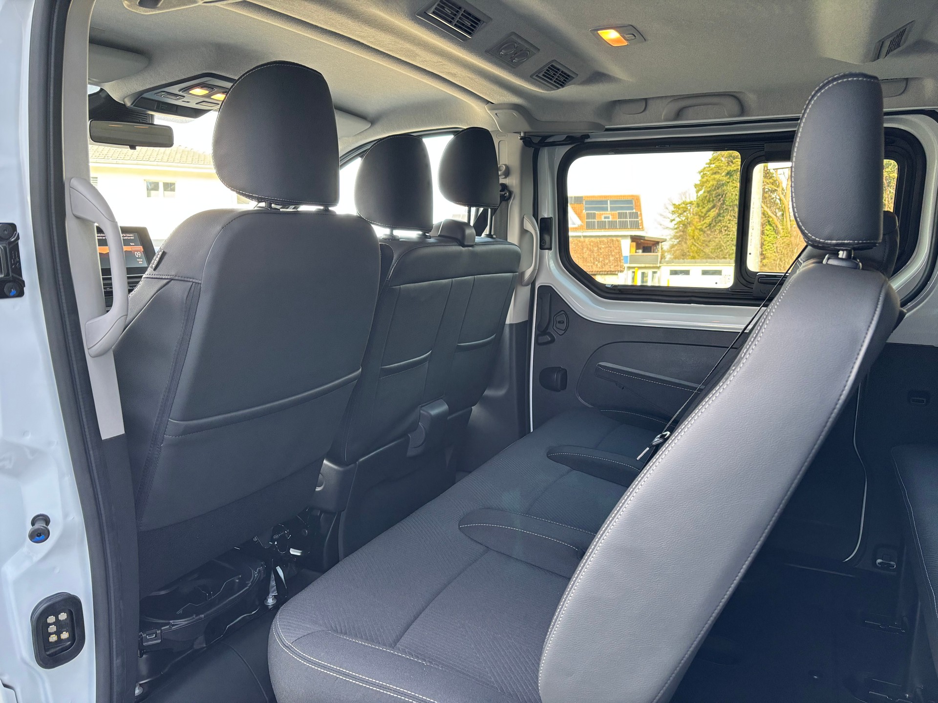 NISSAN Primastar 150 3.0L2H1 Tekna 9 Plätze-image-9