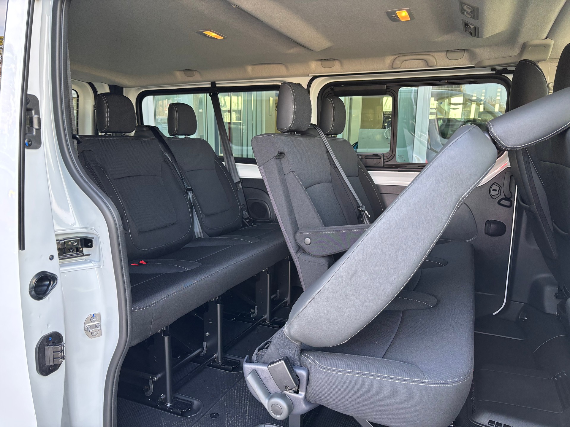 NISSAN Primastar 150 3.0L2H1 Tekna 9 Plätze-image-8