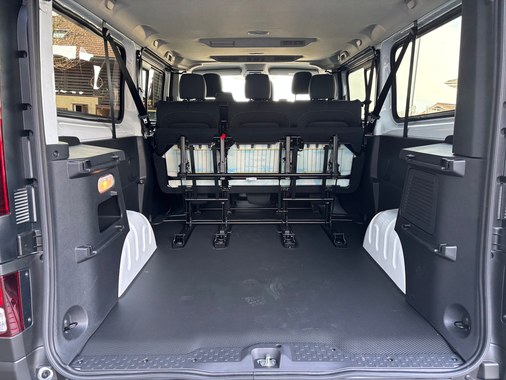 NISSAN Primastar 150 3.0L2H1 Tekna 9 Plätze-image-6