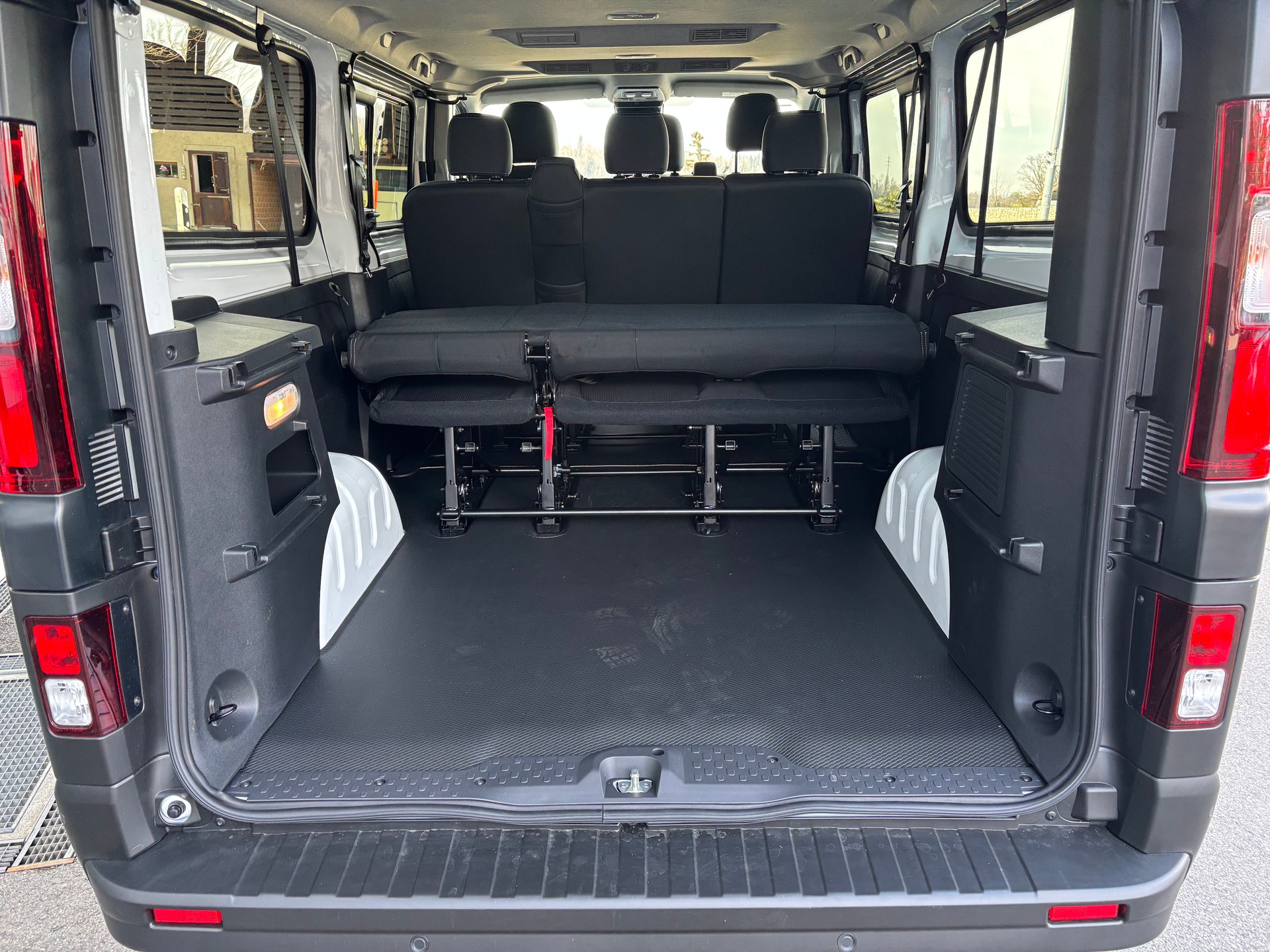 NISSAN Primastar 150 3.0L2H1 Tekna 9 Plätze-image-5