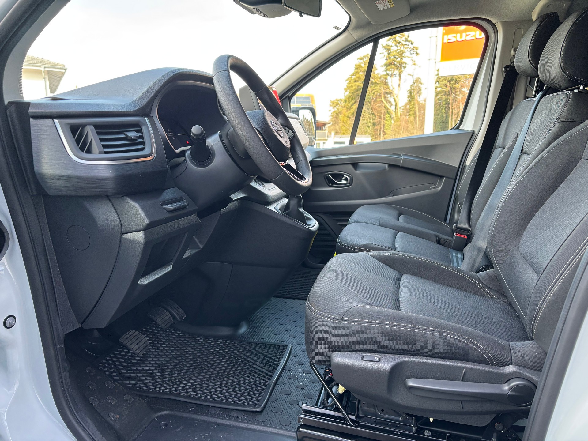 NISSAN Primastar 150 3.0L2H1 Tekna 9 Plätze-image-11