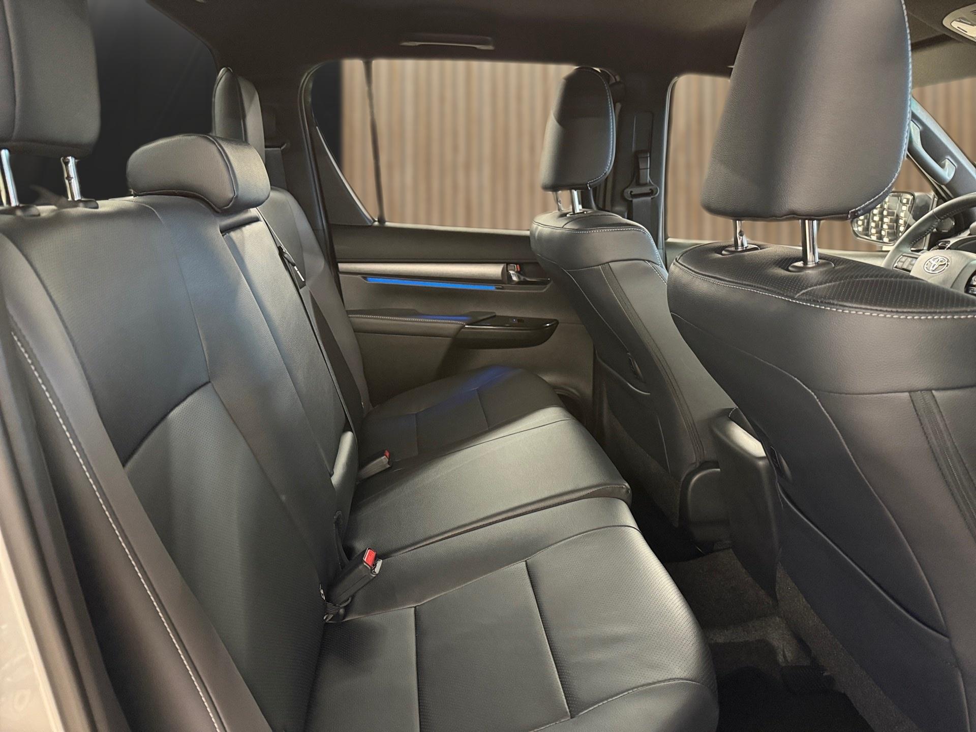 TOYOTA Hilux Double Cab.-Pick-up 2.8 D-4D MHEV 204 Invincible-image-14