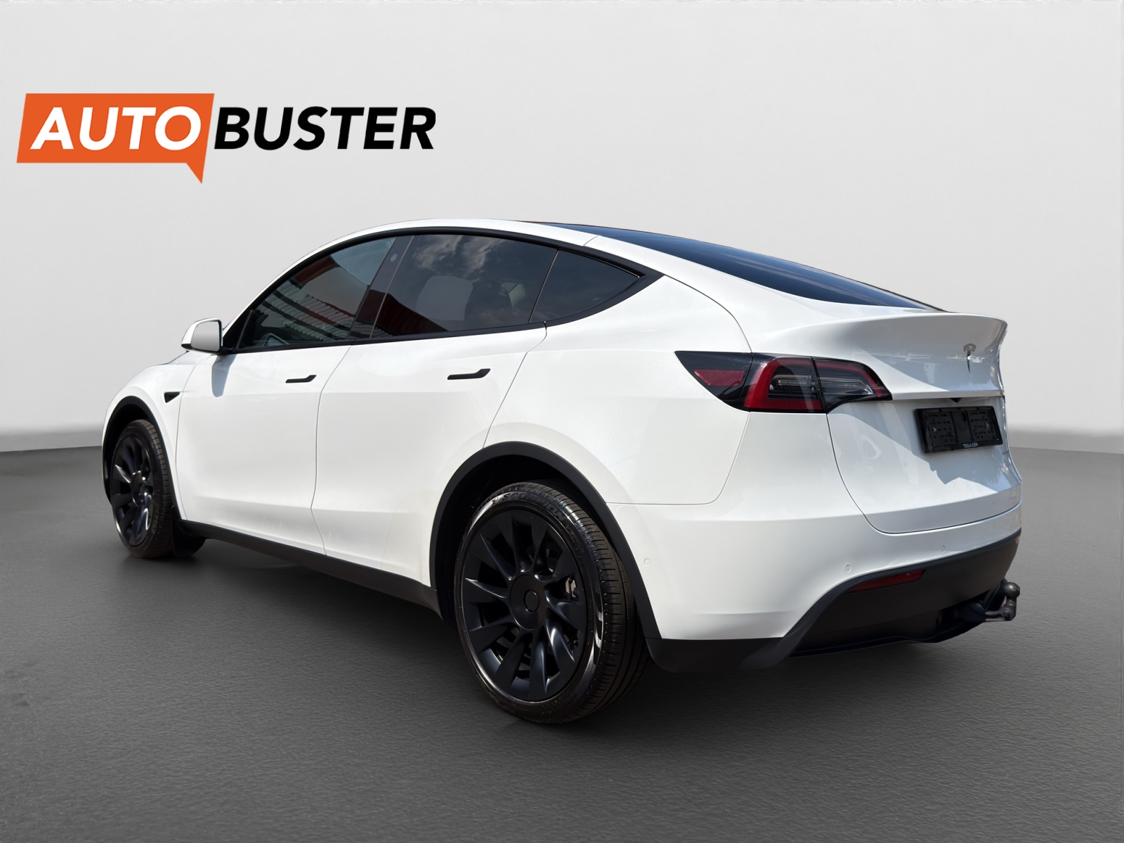 TESLA Model Y Long Range-showroom-element-2