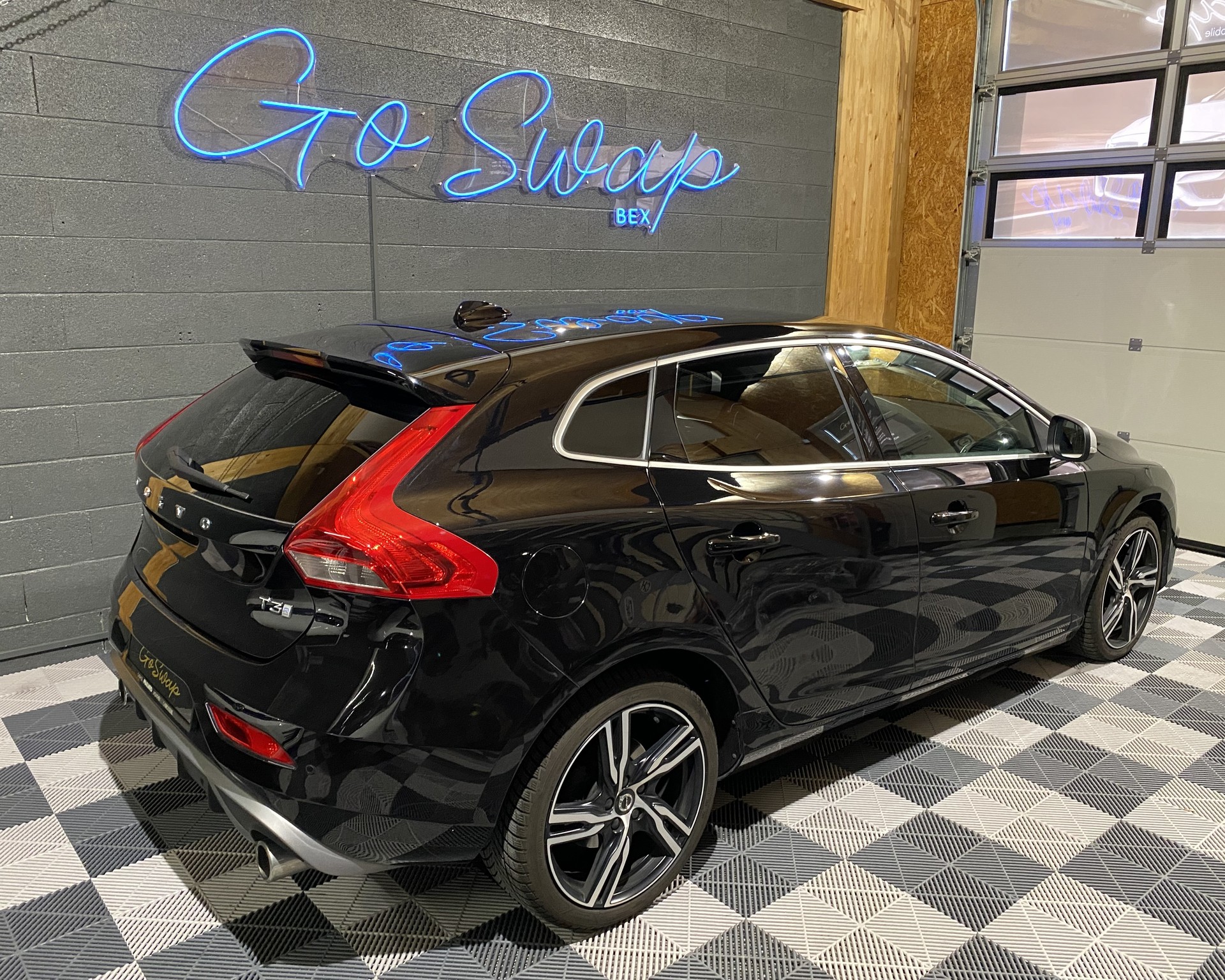 VOLVO V40 T3 R-Design-showroom-element-3