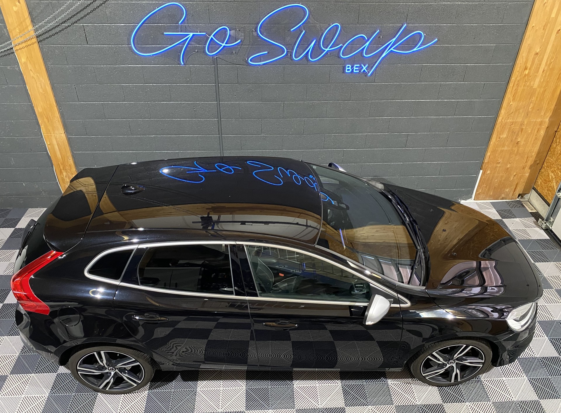 VOLVO V40 T3 R-Design-showroom-element-2