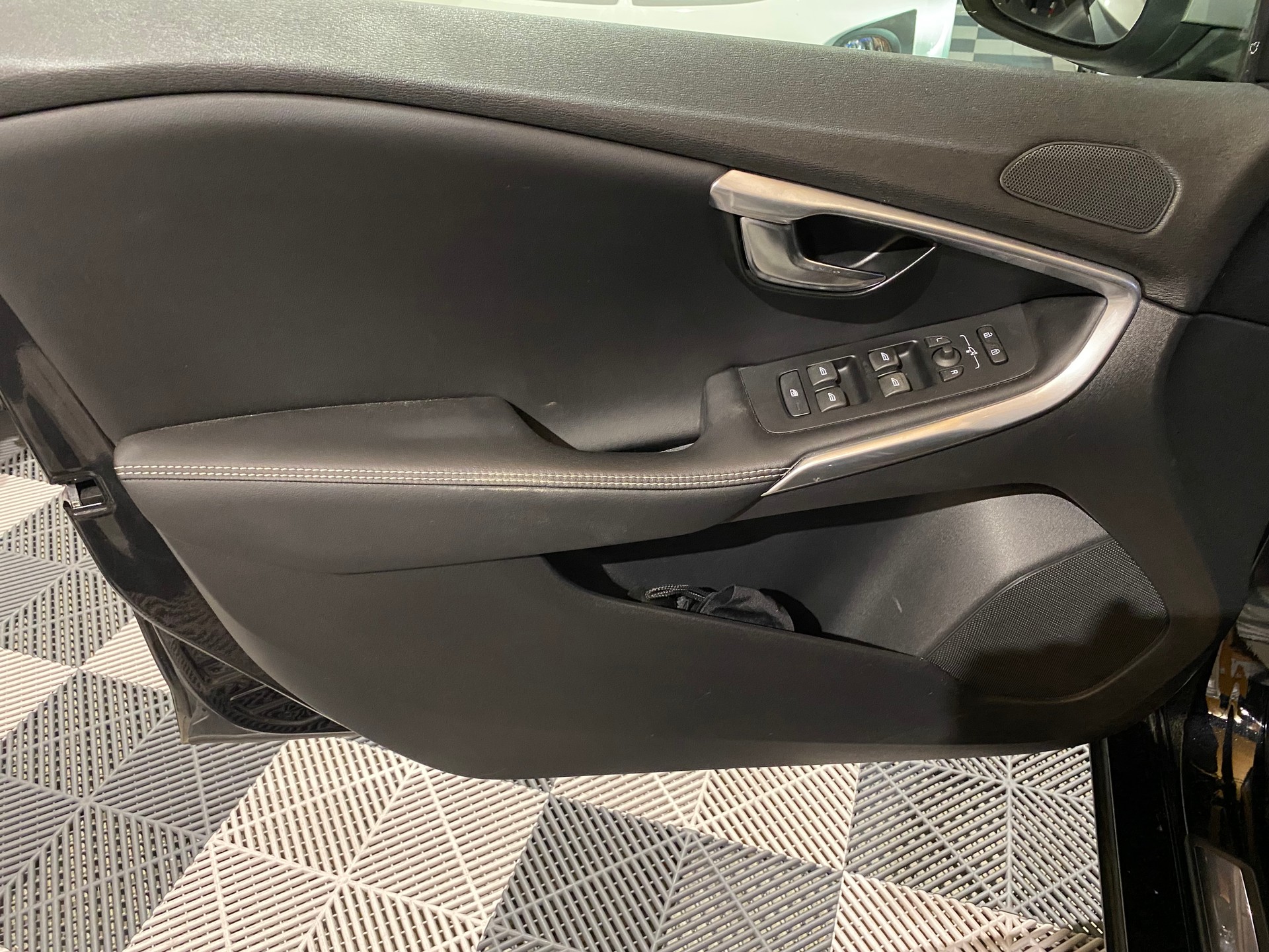 VOLVO V40 T3 R-Design-image-10