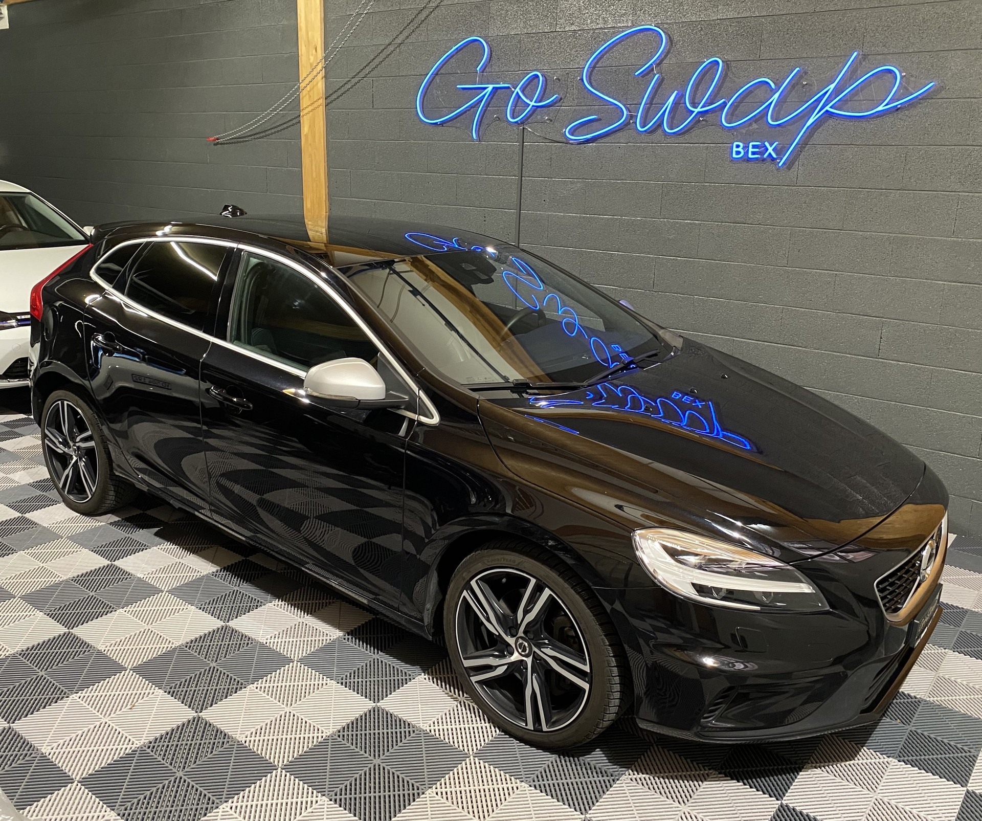 VOLVO V40 T3 R-Design-showroom-element-1