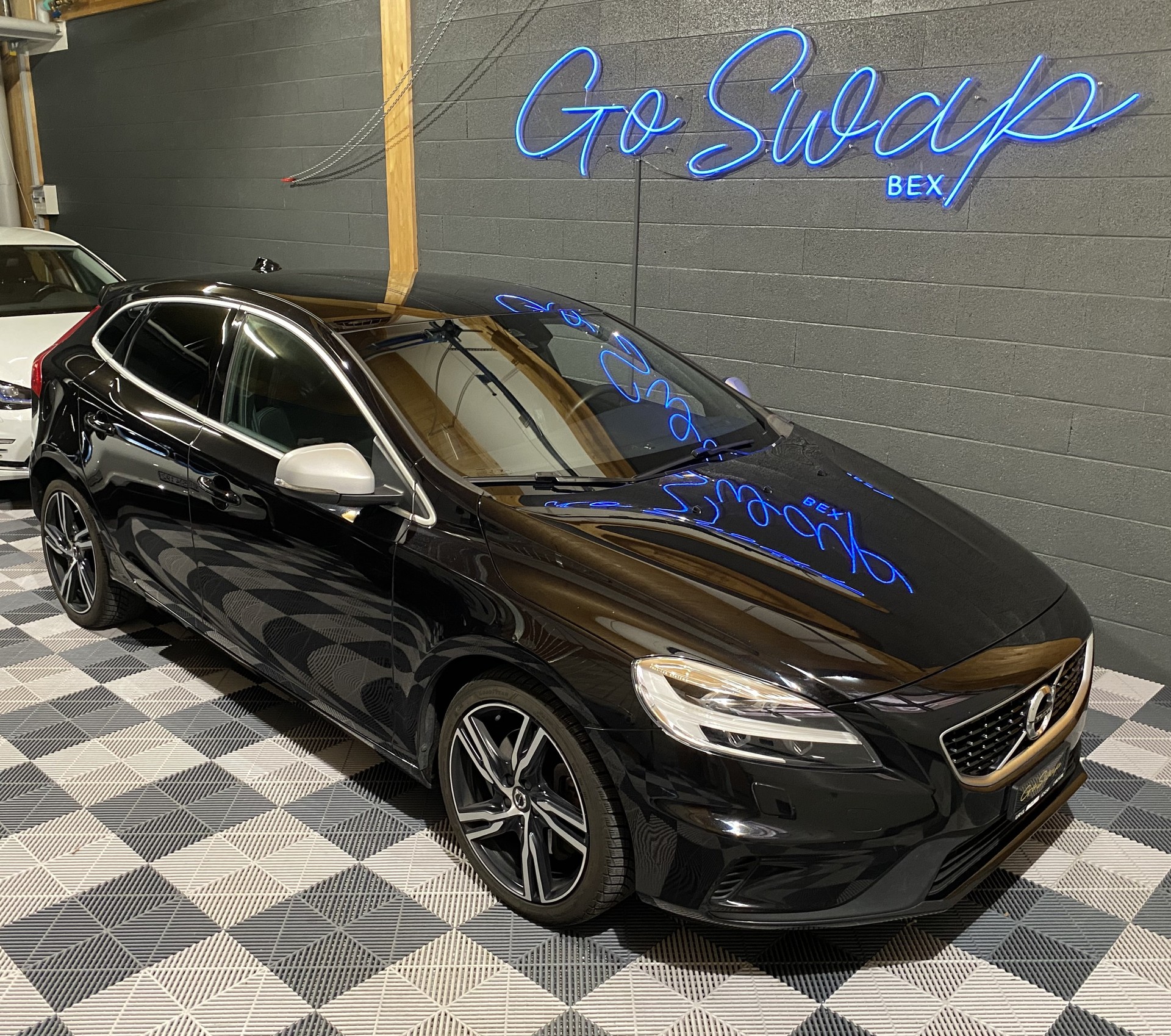 VOLVO V40 T3 R-Design