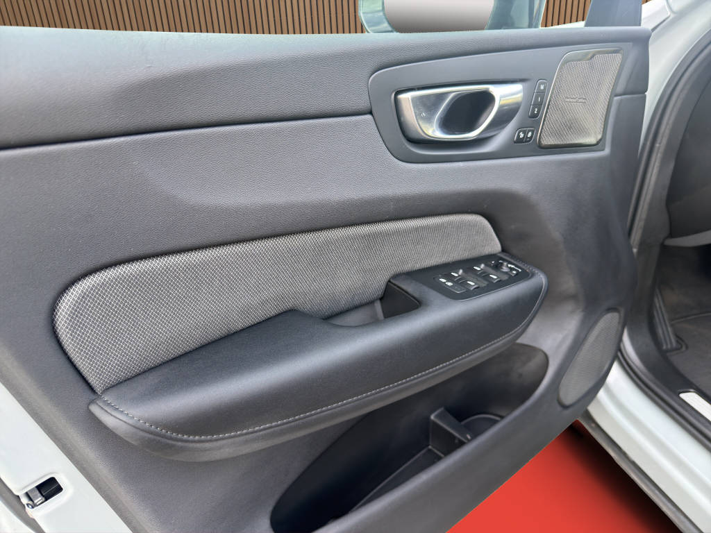VOLVO XC60 2.0 B5 MH Black Edition Plus AWD-image-20