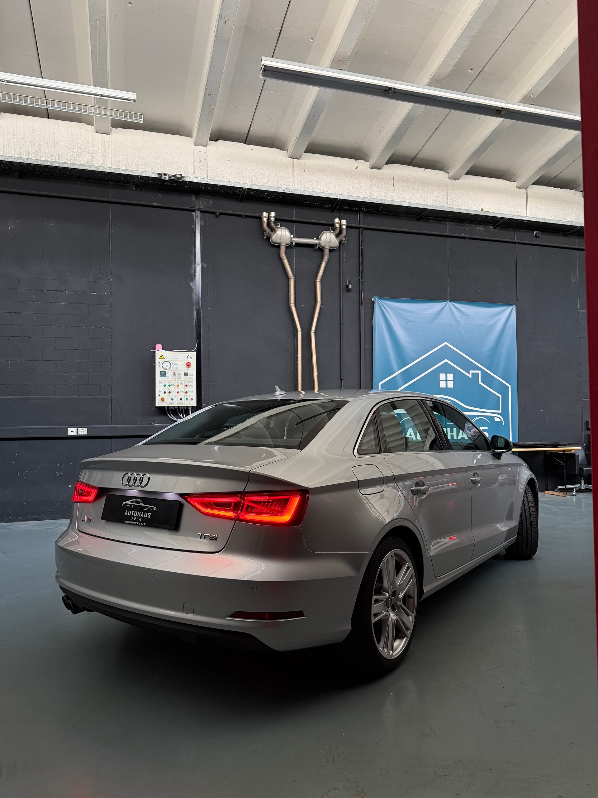 AUDI A3 Limousine 1.8 TFSI Attraction S-tronic-showroom-element-1