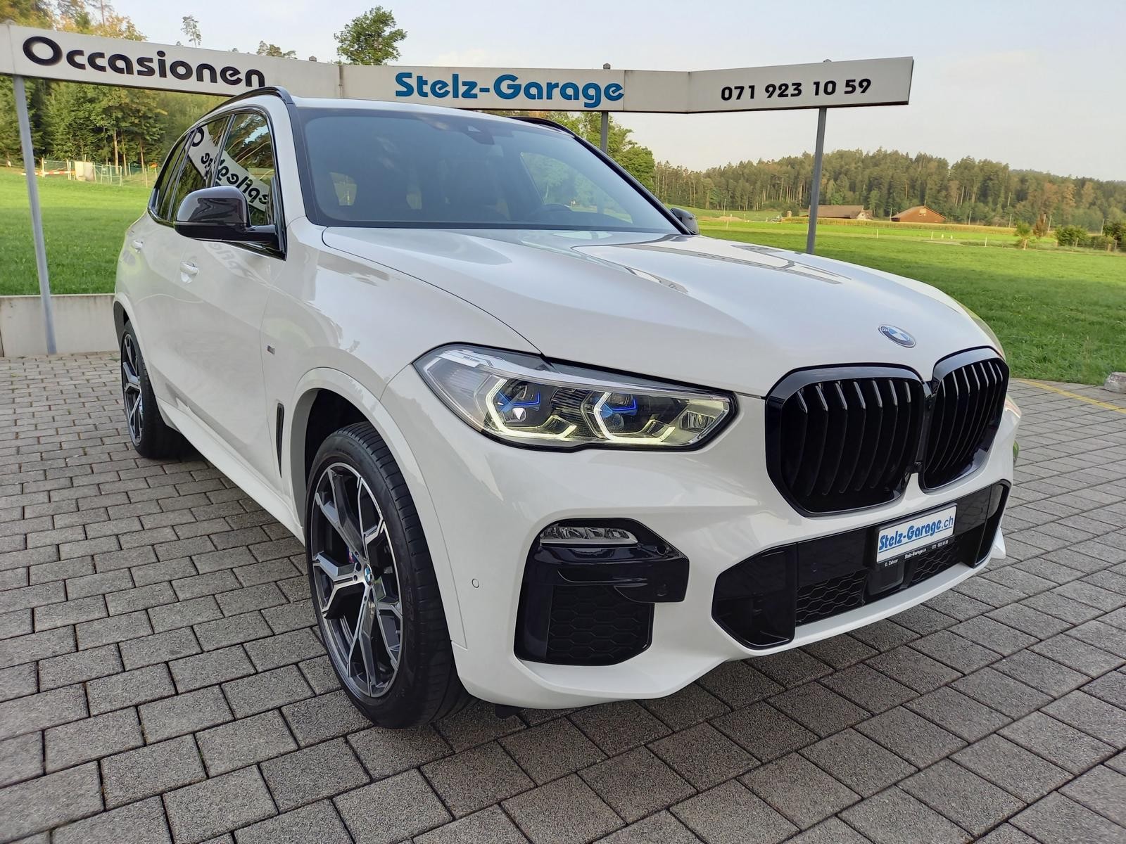 BMW X5 xDrive 48V 40i M Sport Steptronic-showroom-element-3