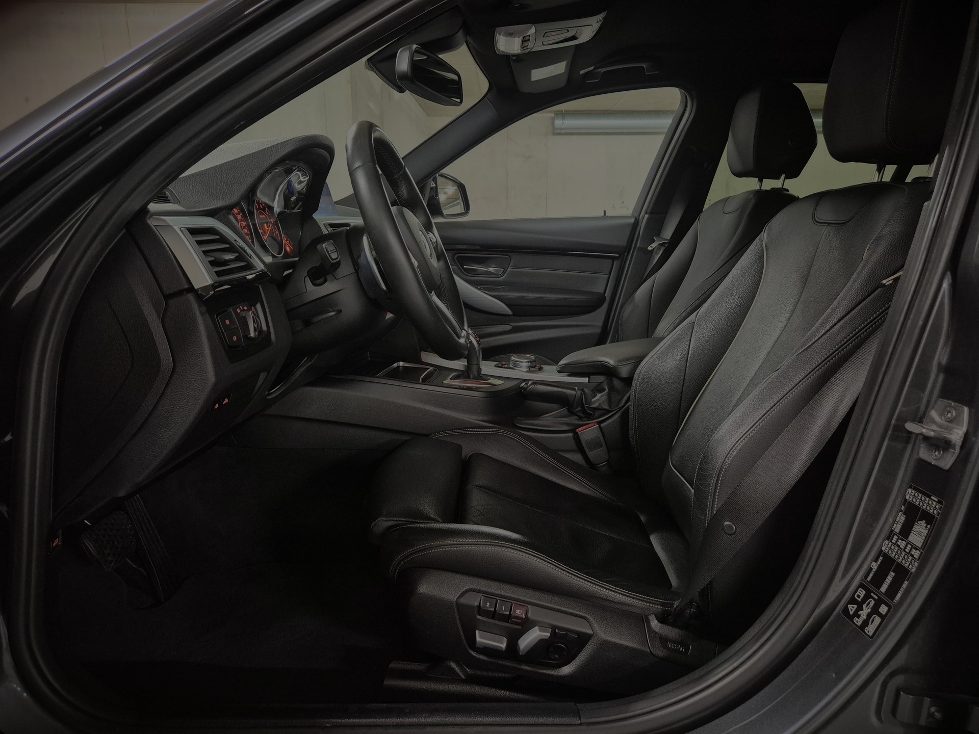 BMW 330i xDrive Touring M Sport Steptronic-image-9
