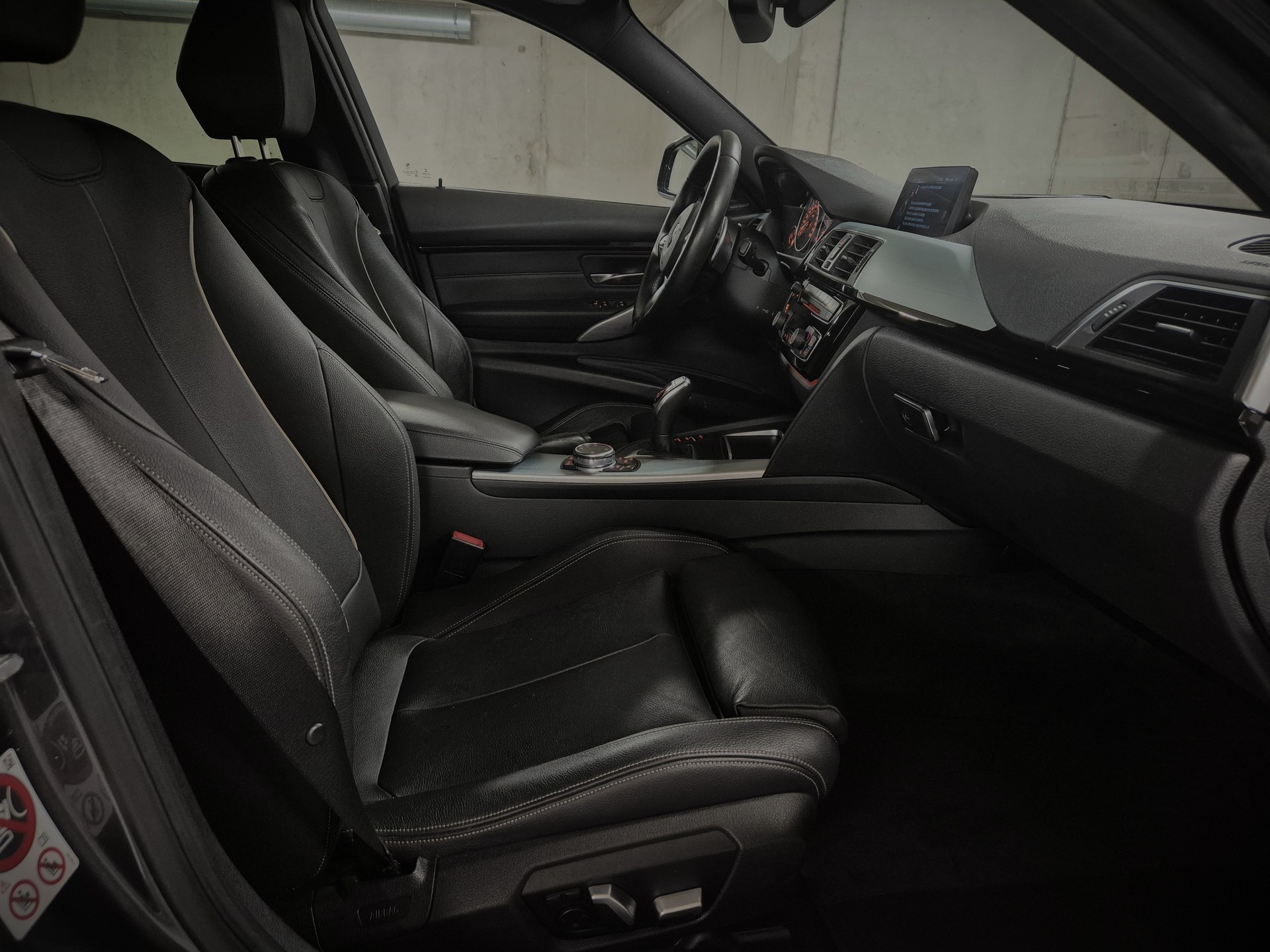 BMW 330i xDrive Touring M Sport Steptronic-image-12